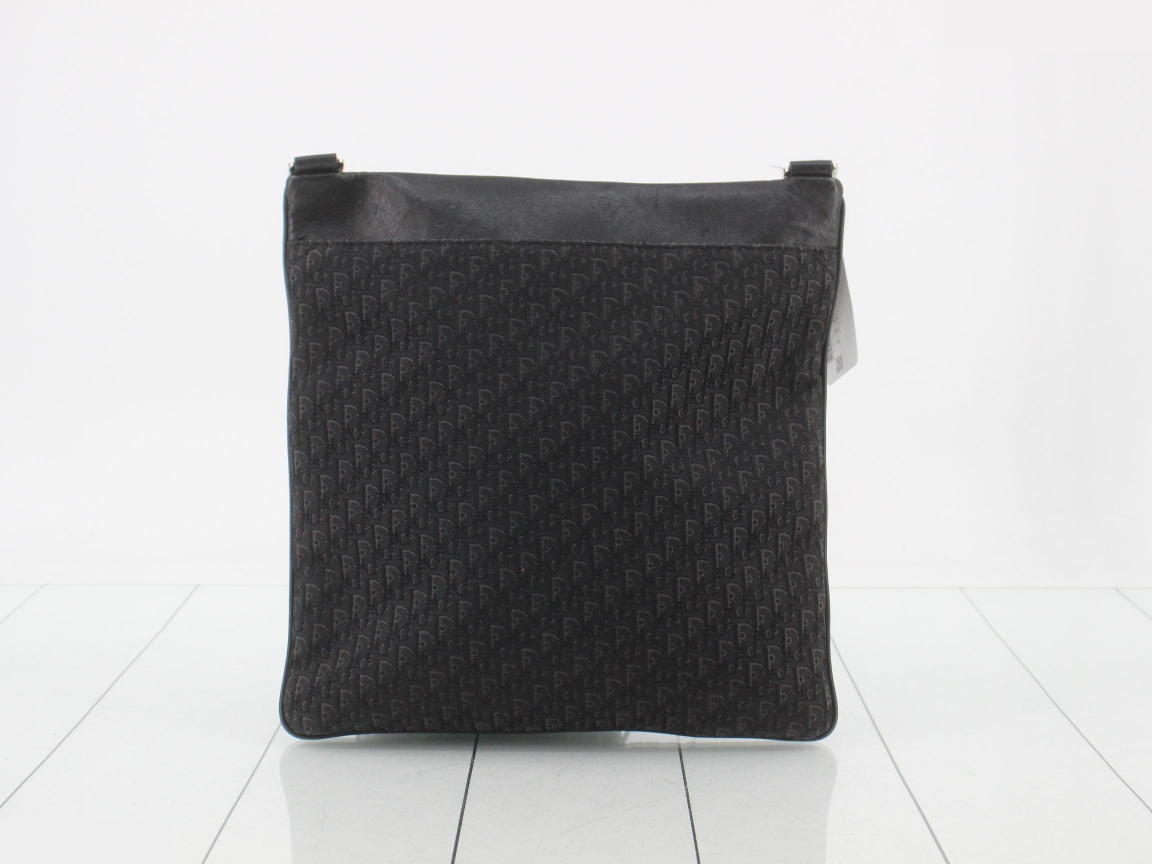 Street Chic Trotter (Bag) - Shoulder Bag — view 2