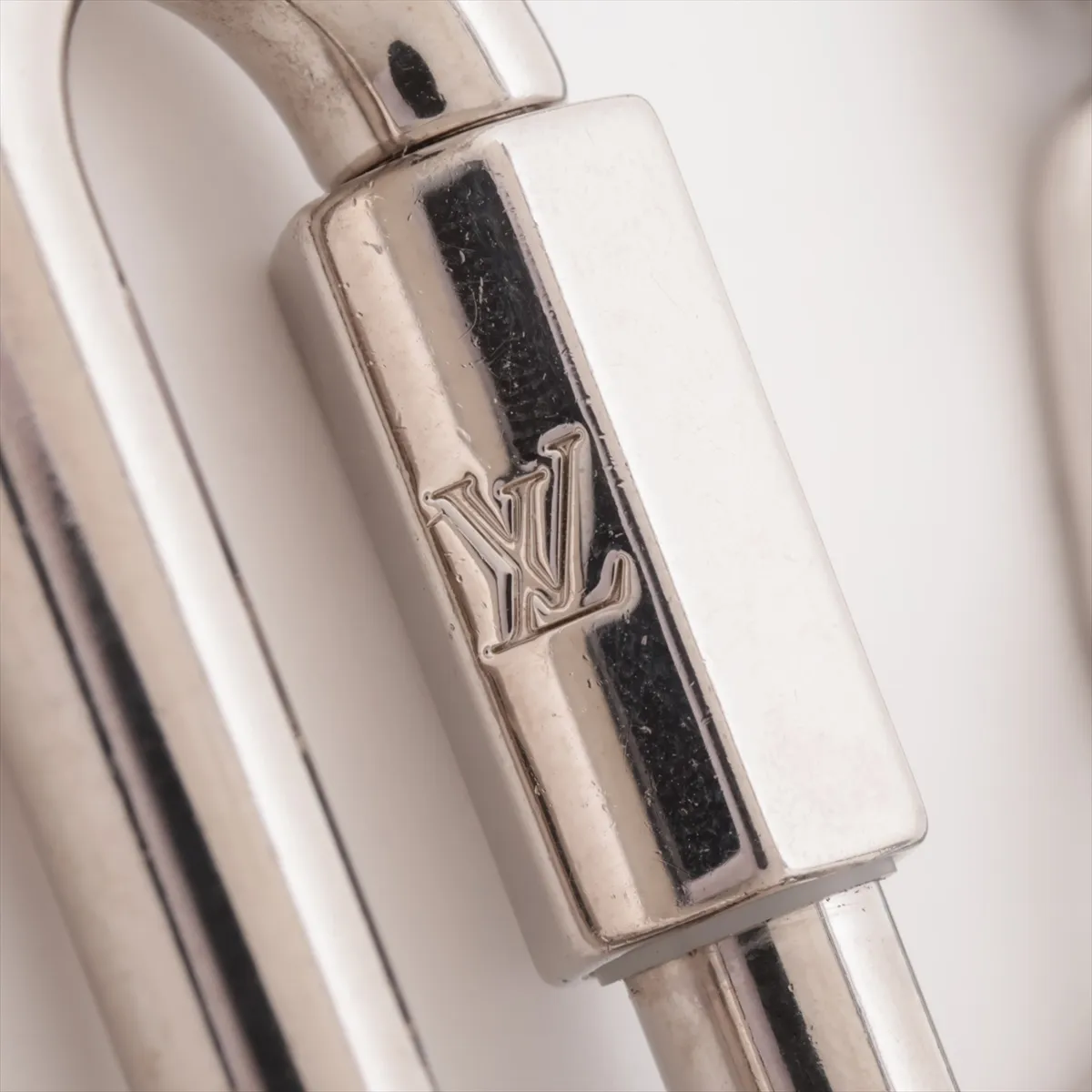 MP2619 LV Shape LE0199 Keychain, Metal, Silver. Shows signs of wear, — view 3