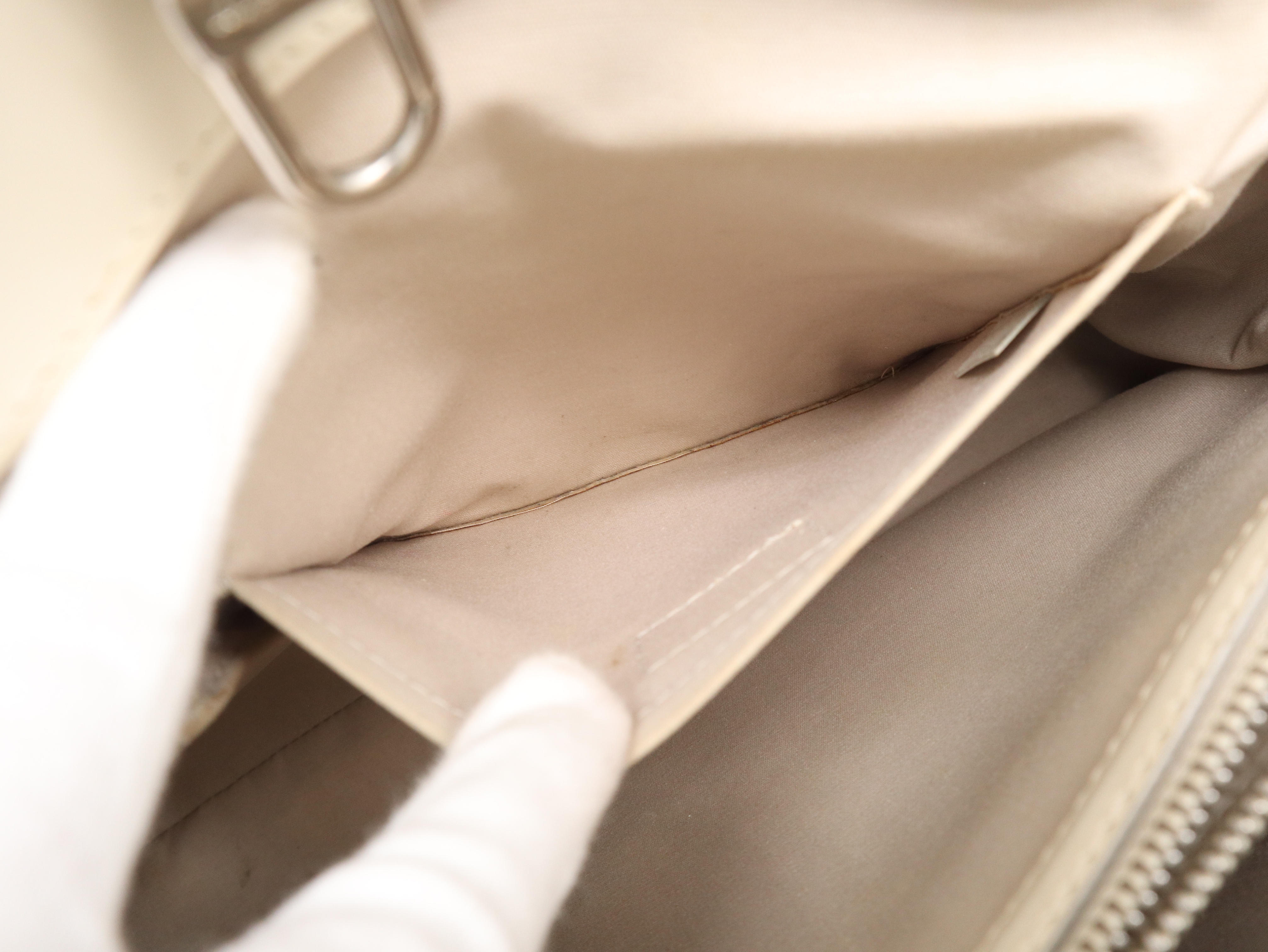 M5925J Epi Passy GM Ivoire Handbag — view 12