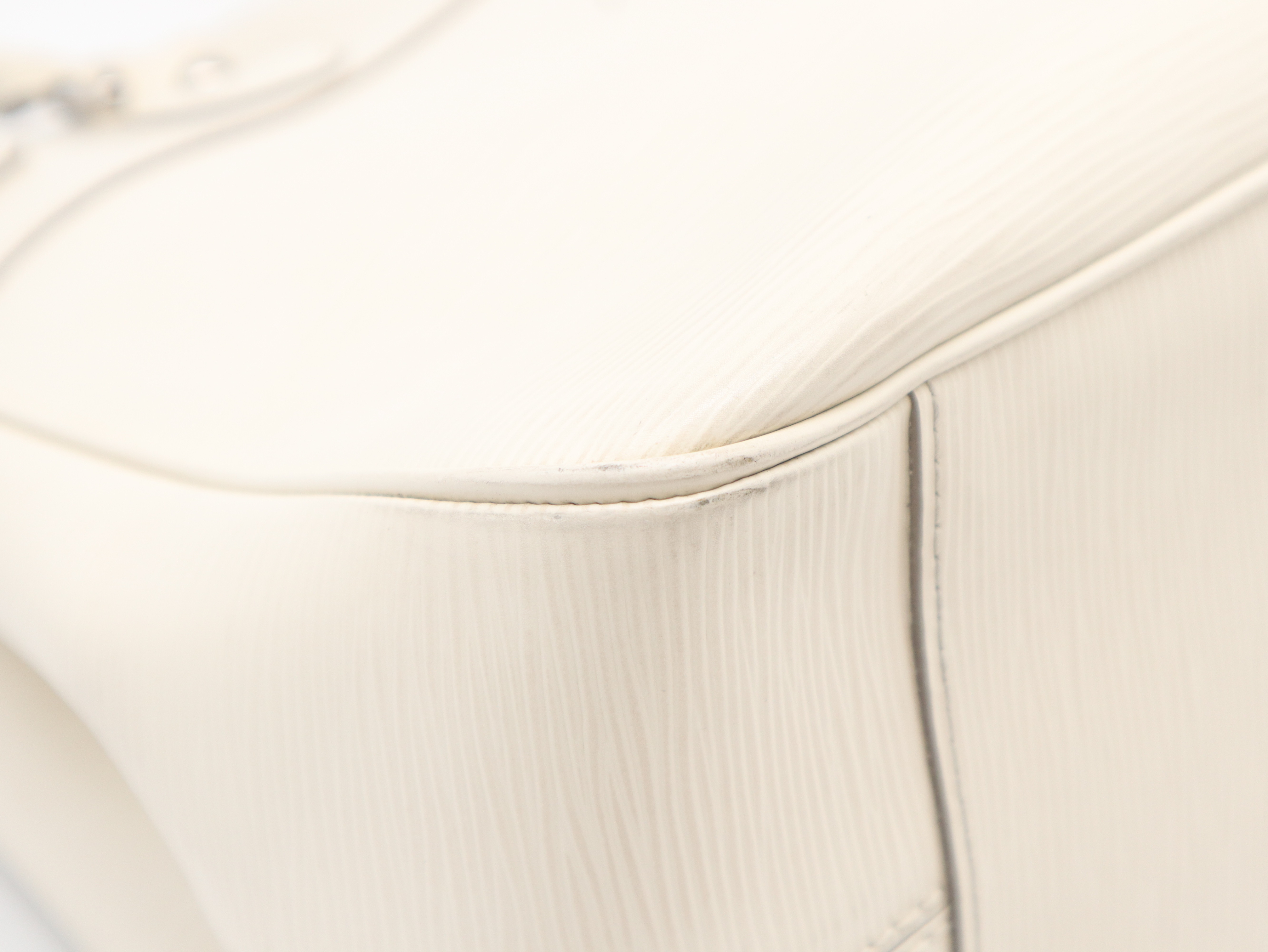 M5925J Epi Passy GM Ivoire Handbag — view 9
