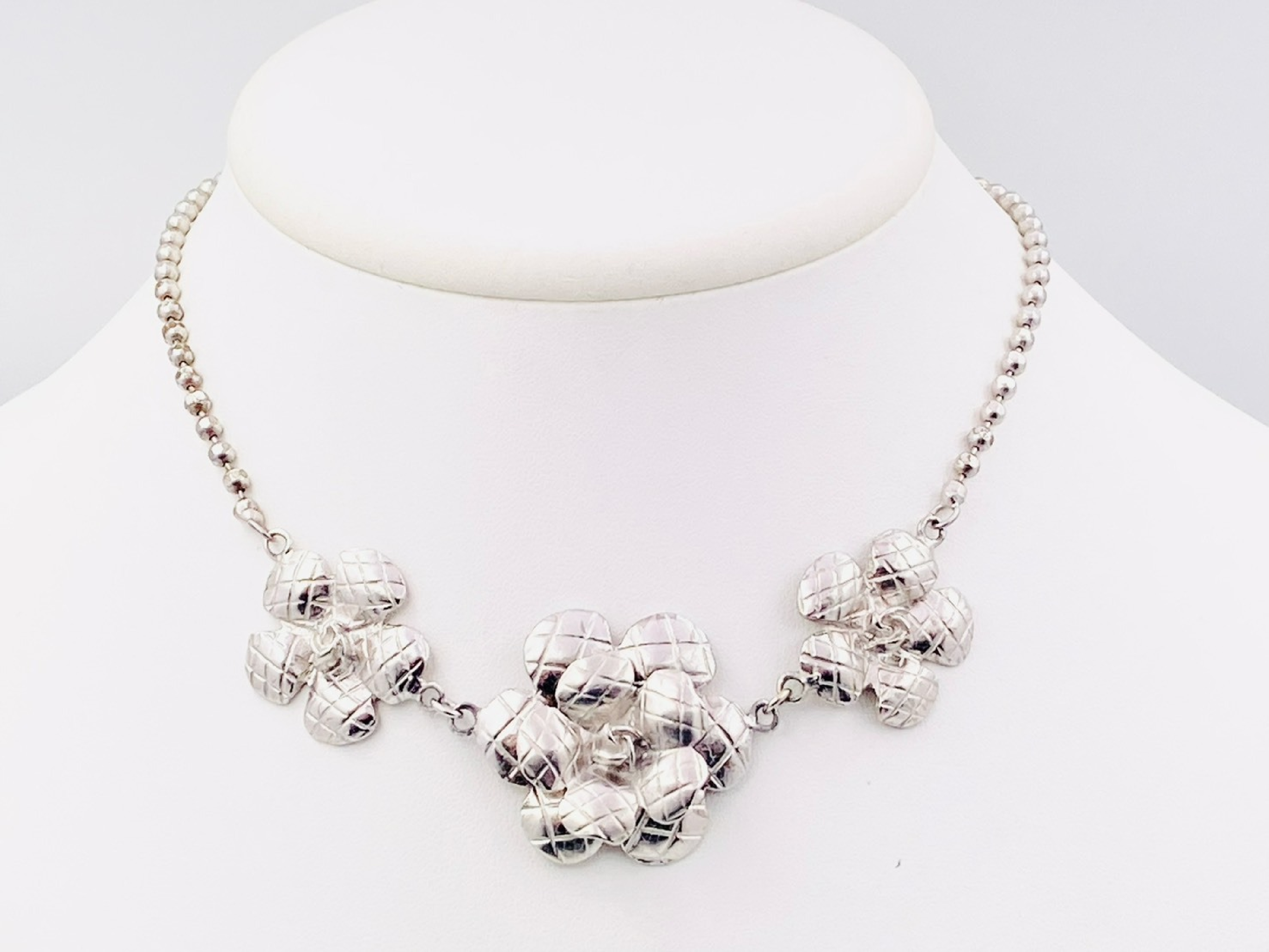 Matelassé Camellia Ball Chain Choker Necklace 98A Metal Silver Necklace — view 2