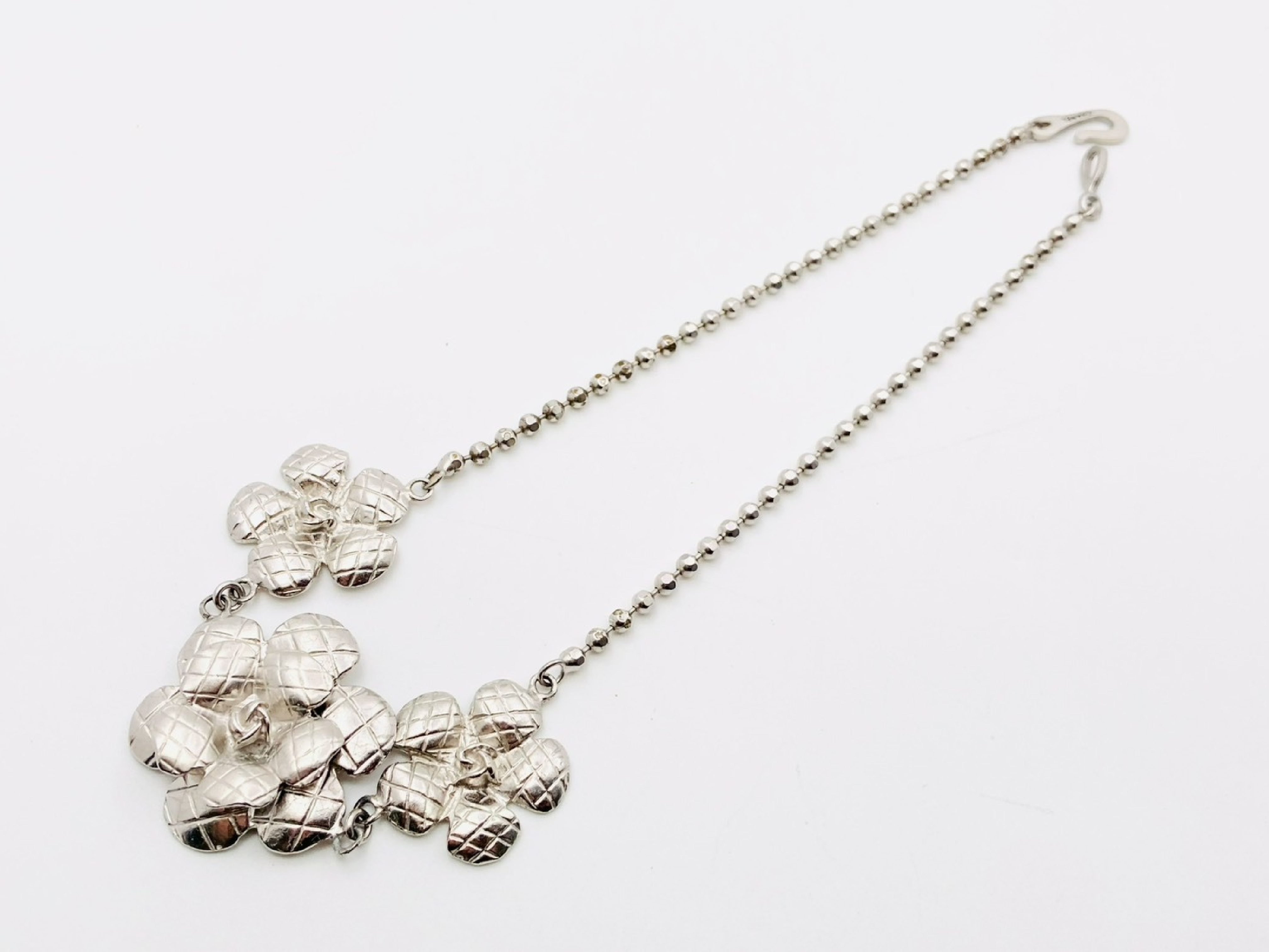 Matelassé Camellia Ball Chain Choker Necklace 98A Metal Silver Necklace — view 3