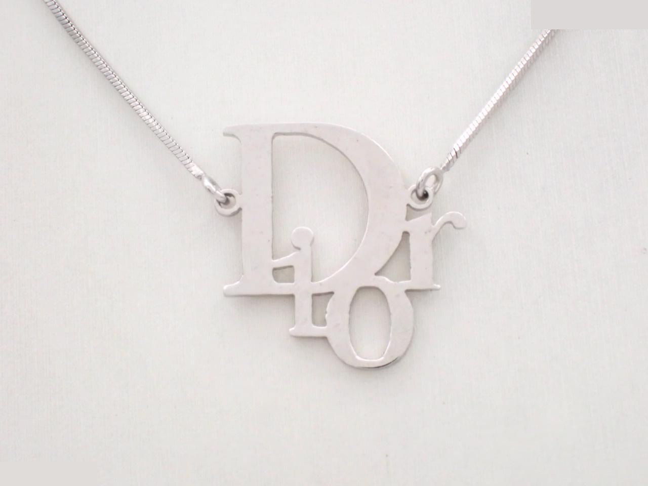 Other lines: Precious metals, necklaces, pendants, chain approximately 38cm