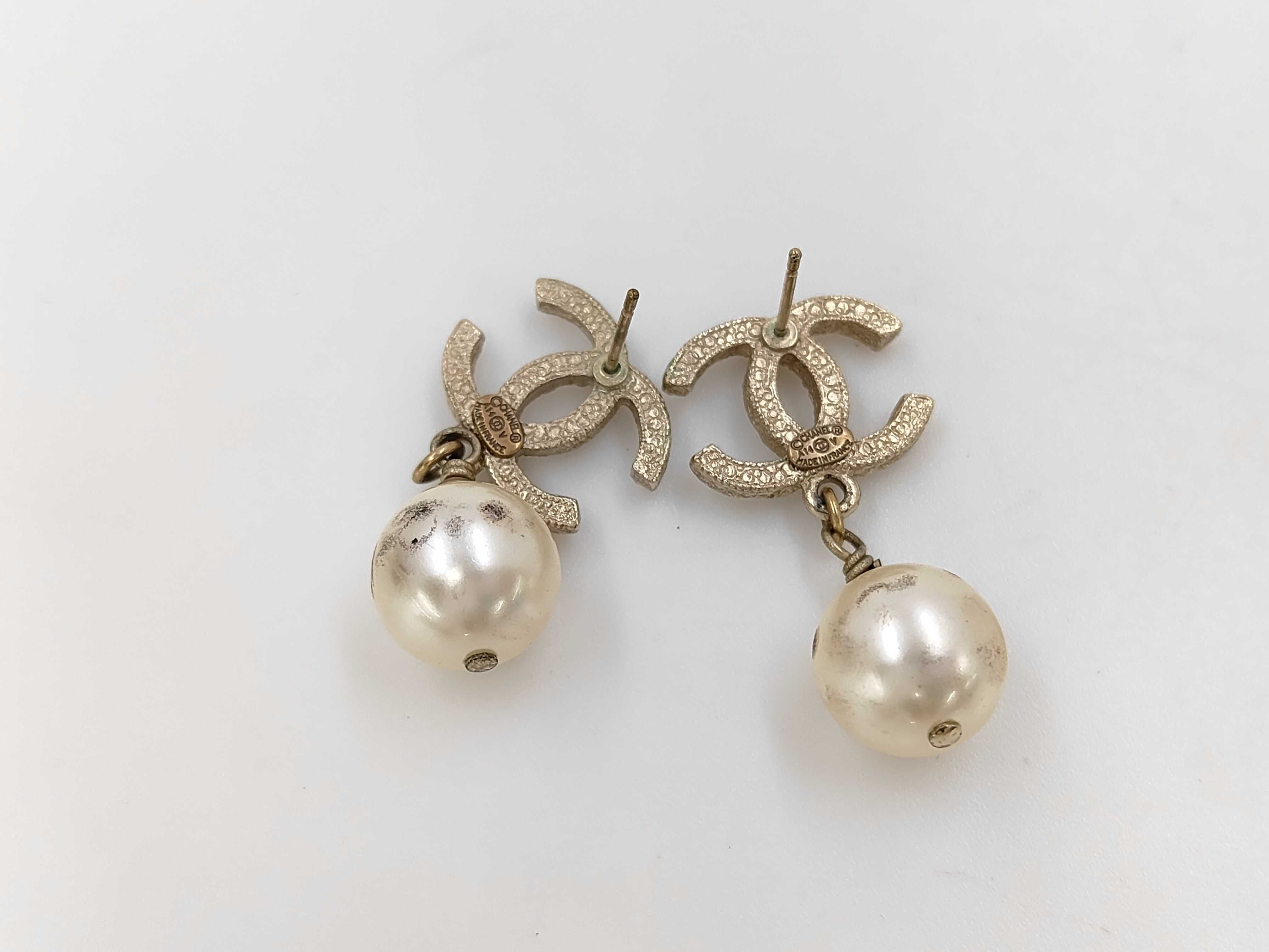 A14 V Coco Mark Faux Pearl Earrings. Accessories: Box. — view 2
