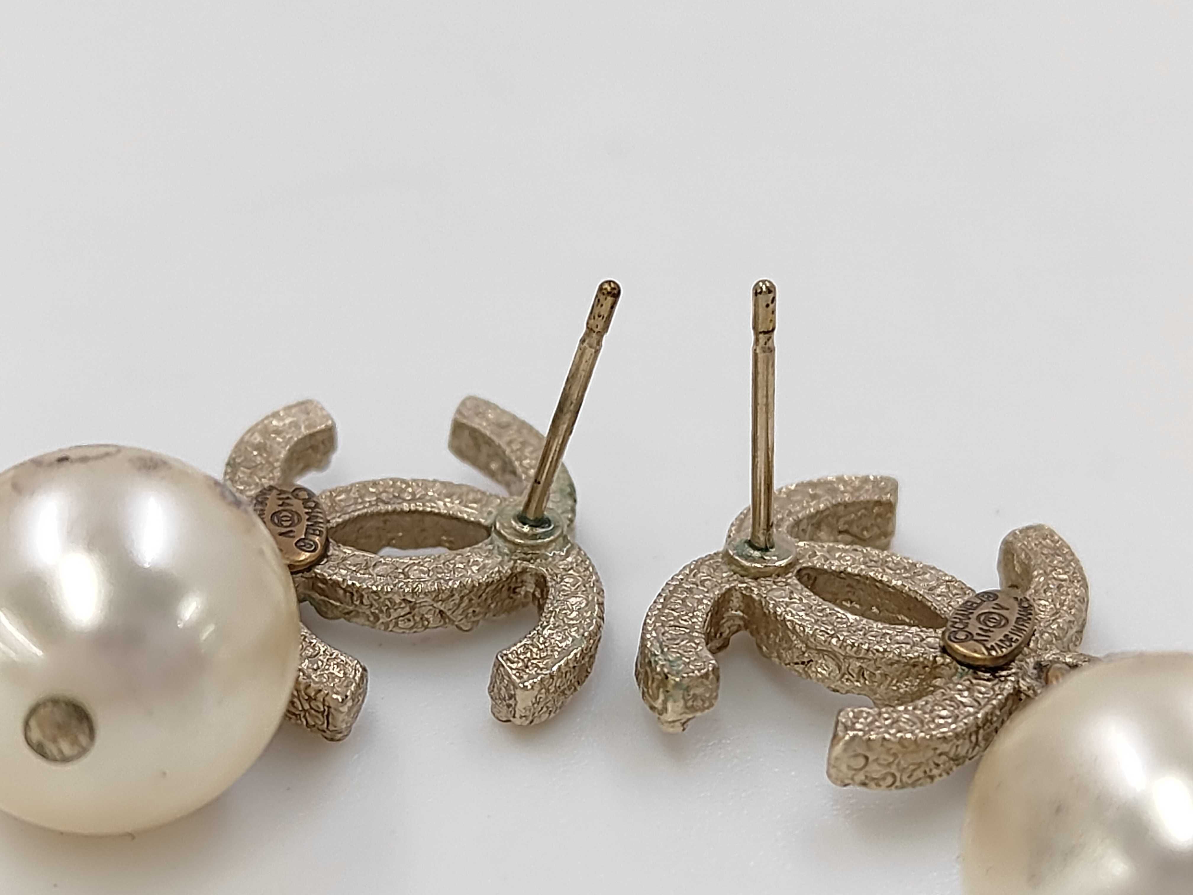 A14 V Coco Mark Faux Pearl Earrings. Accessories: Box. — view 3