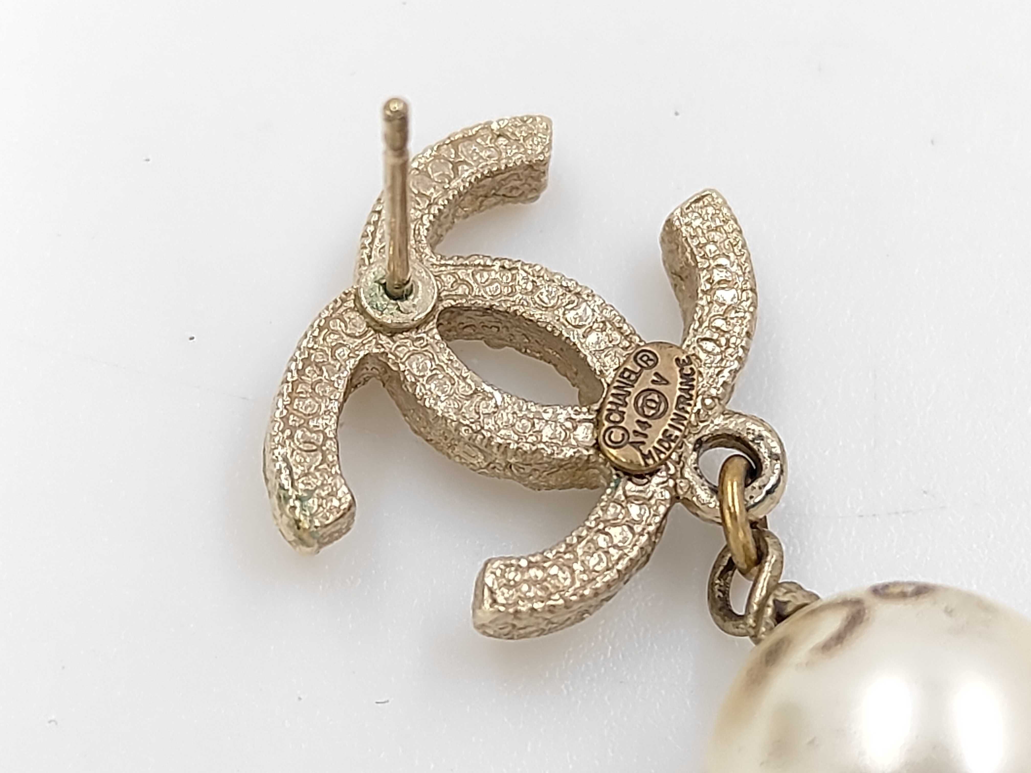 A14 V Coco Mark Faux Pearl Earrings. Accessories: Box. — view 4
