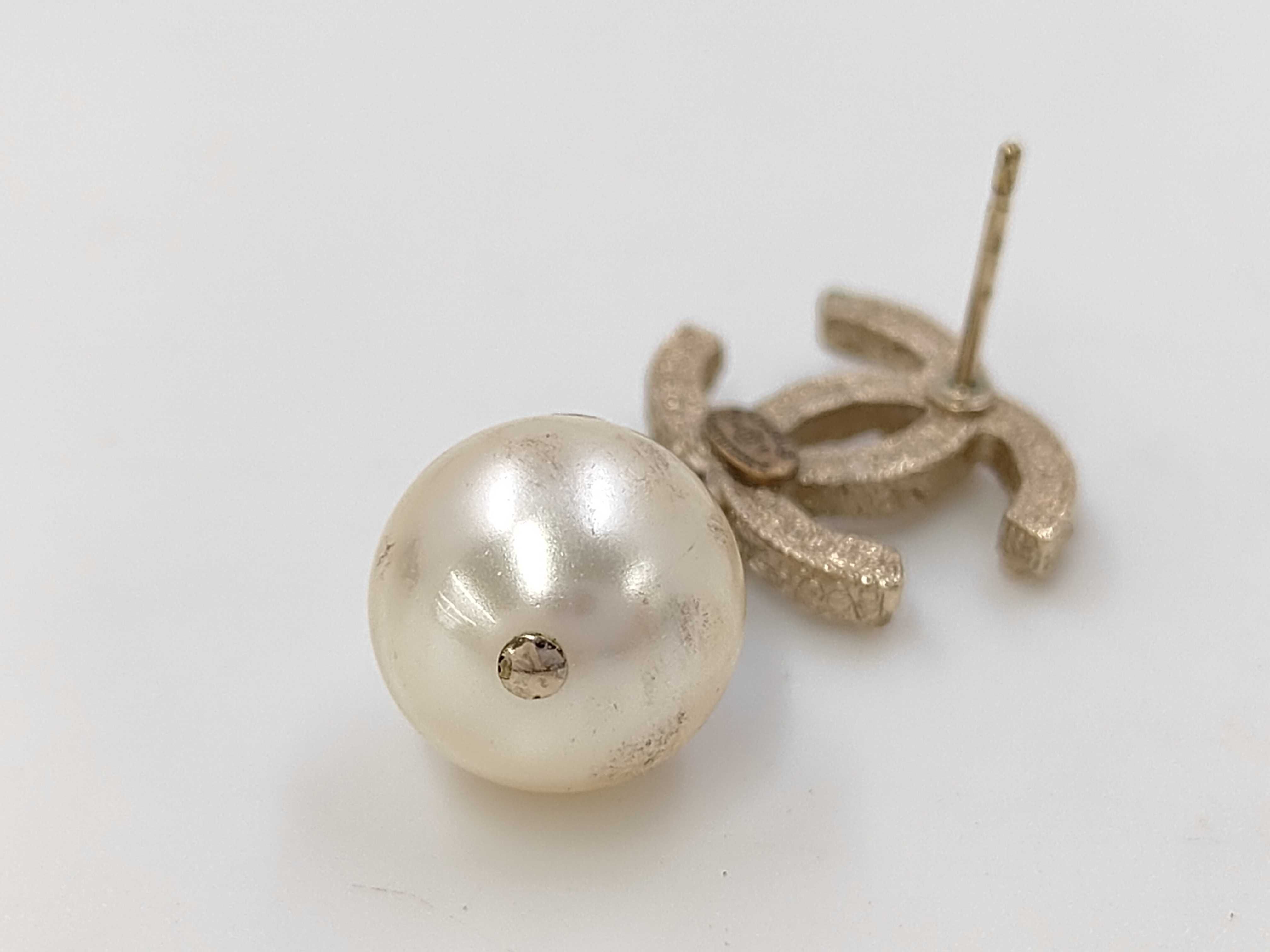 A14 V Coco Mark Faux Pearl Earrings. Accessories: Box. — view 5