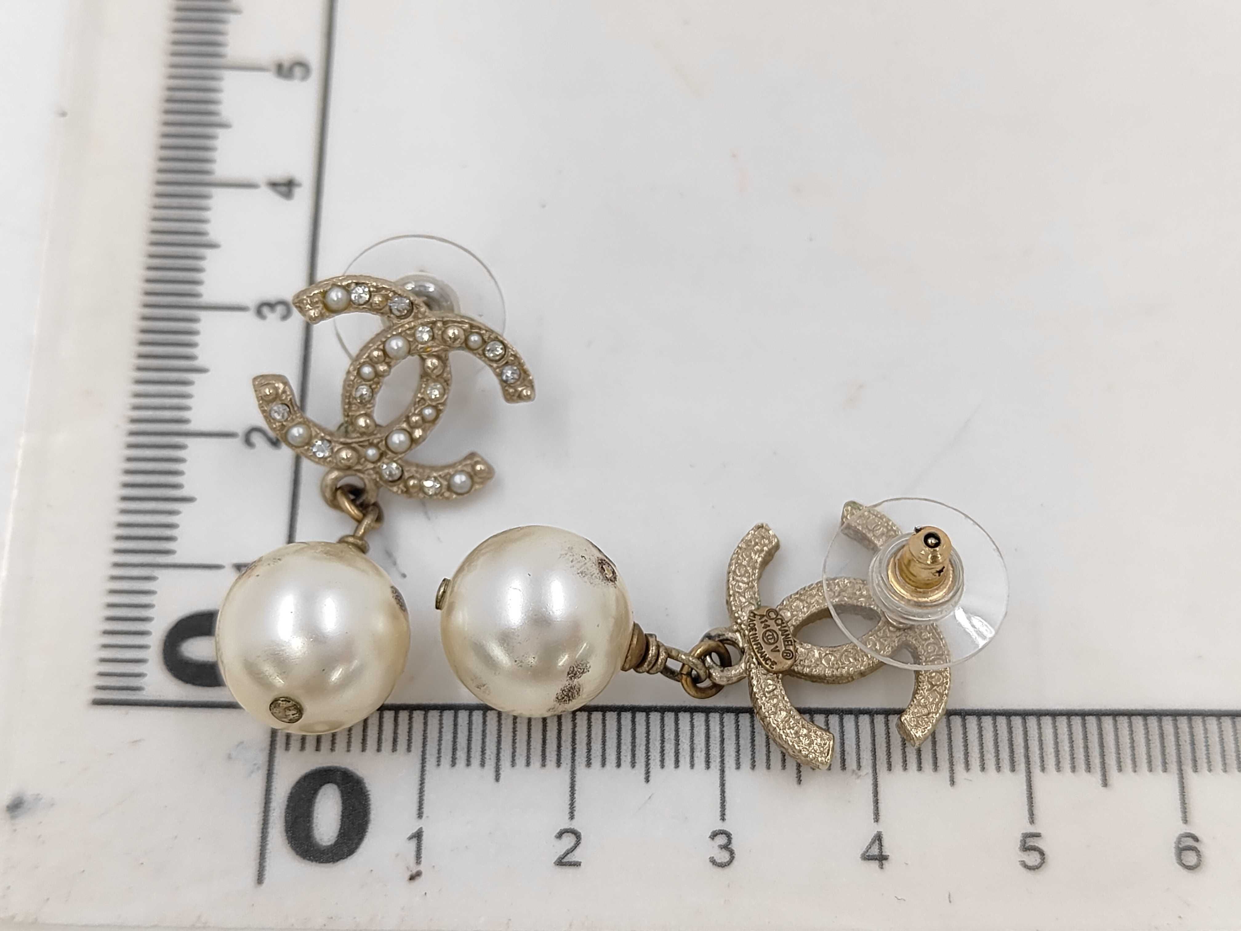 A14 V Coco Mark Faux Pearl Earrings. Accessories: Box. — view 7