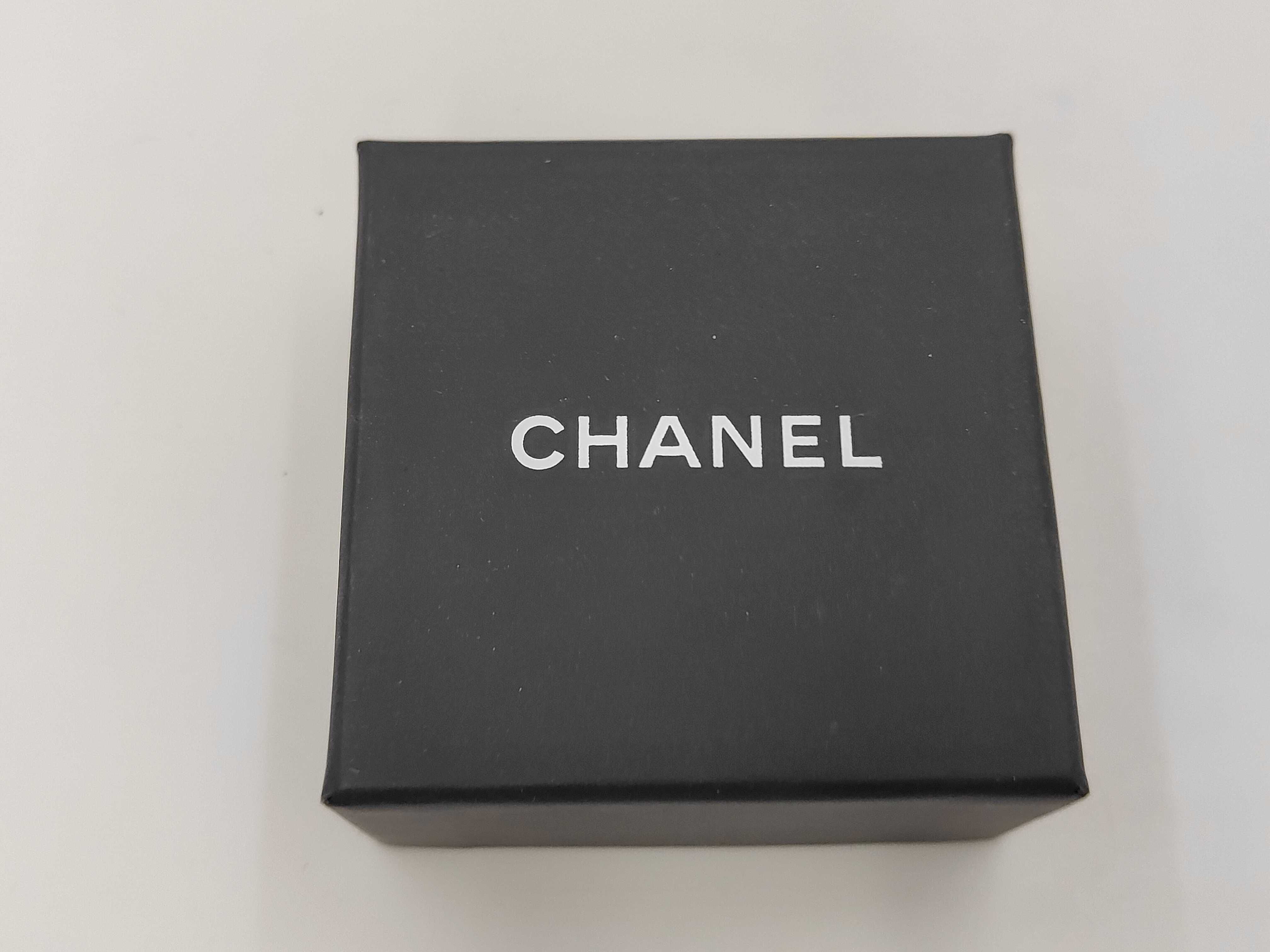 A14 V Coco Mark Faux Pearl Earrings. Accessories: Box. — view 8