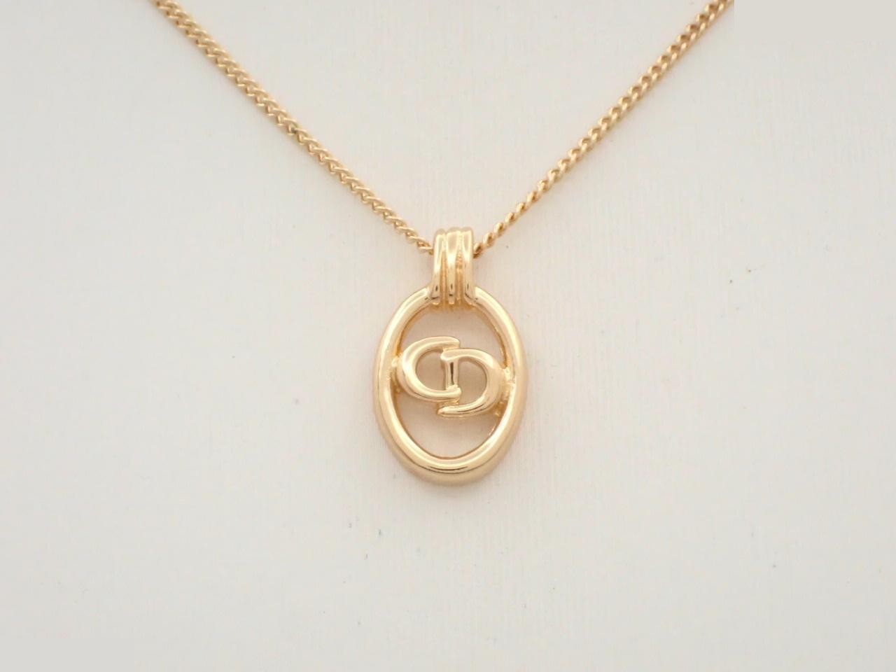Necklace, chain approximately 45cm