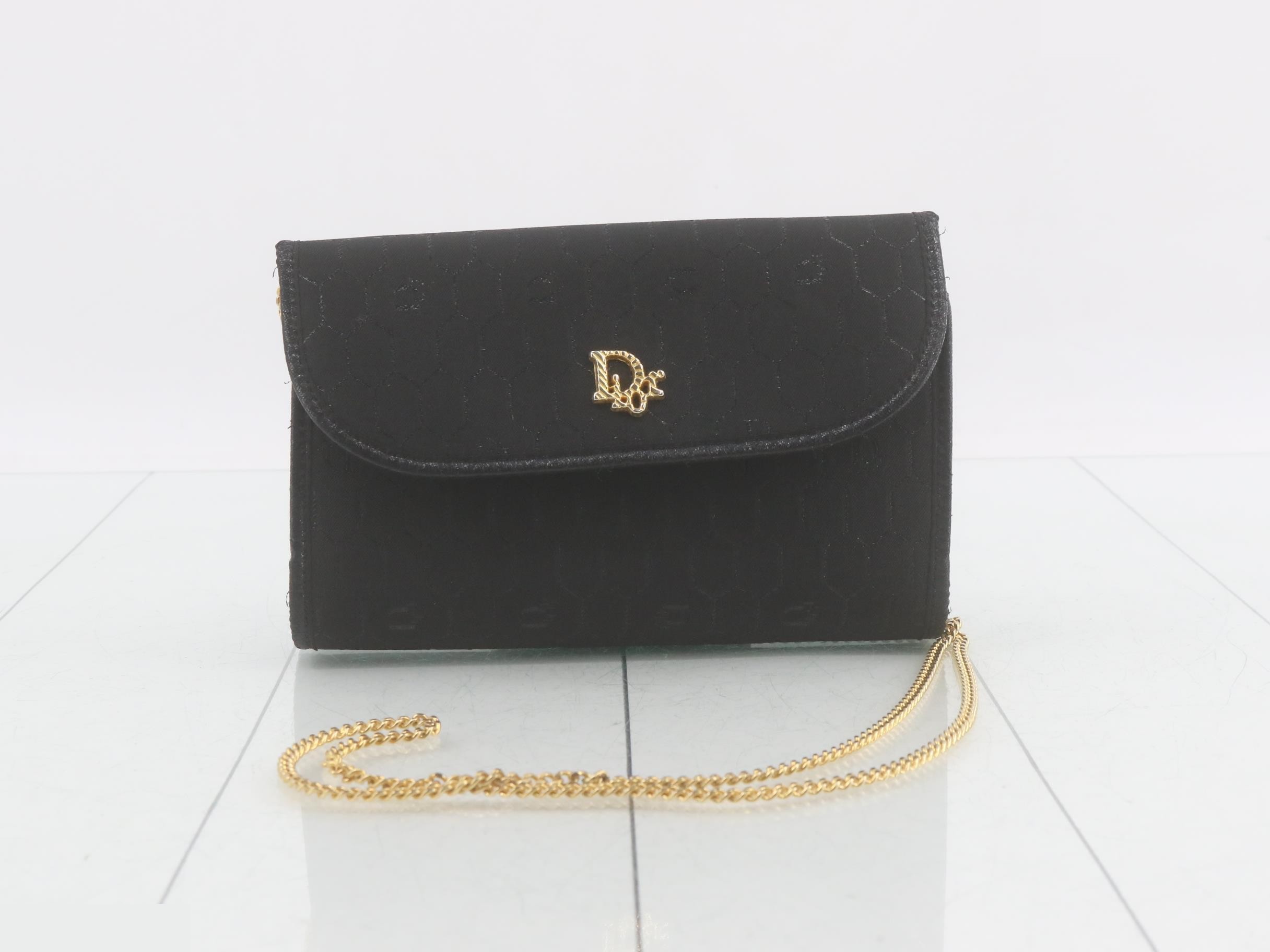 Honeycomb pattern chain shoulder bag