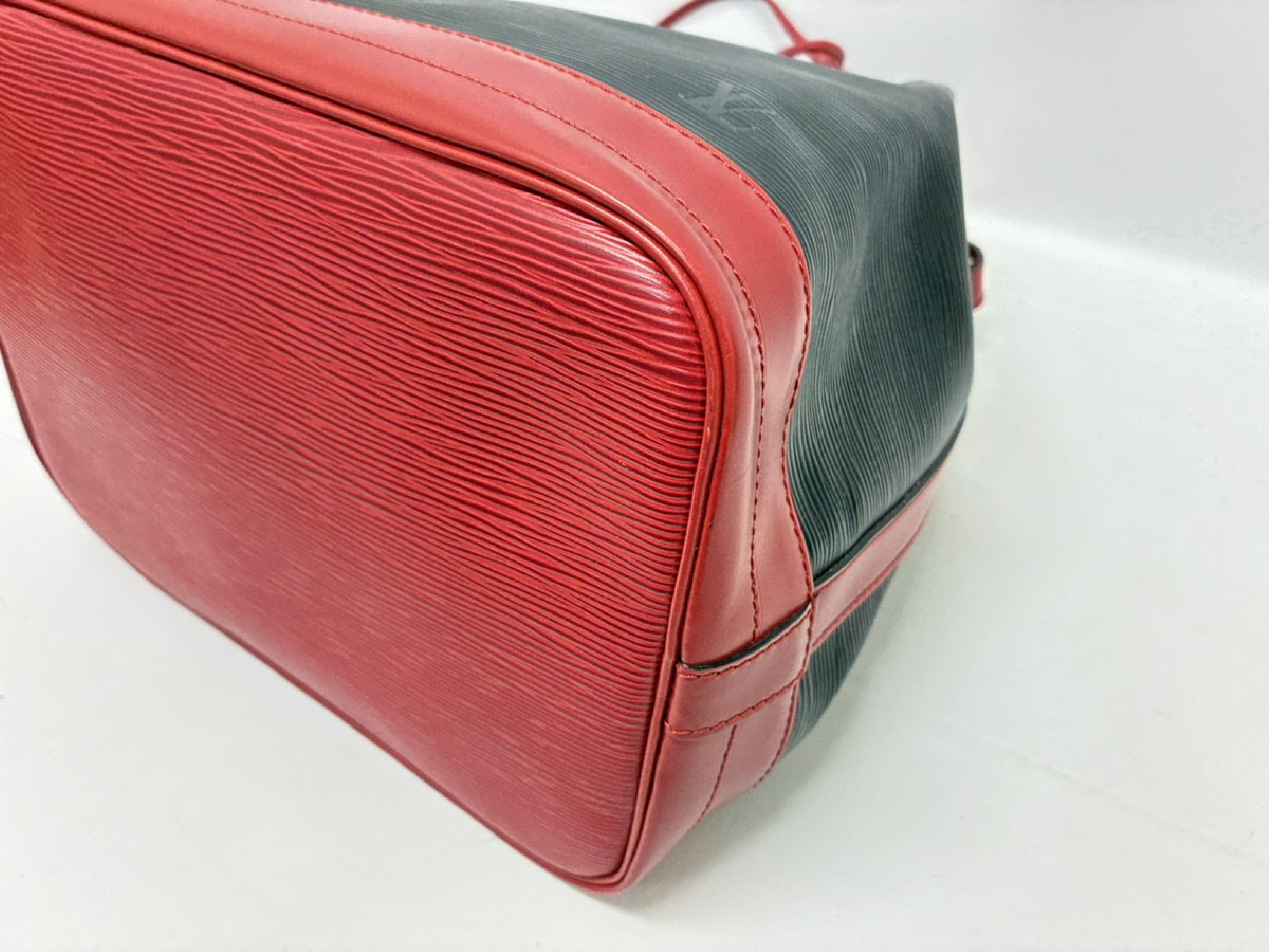 Noe M44017 Epi Shoulder Bag — view 4