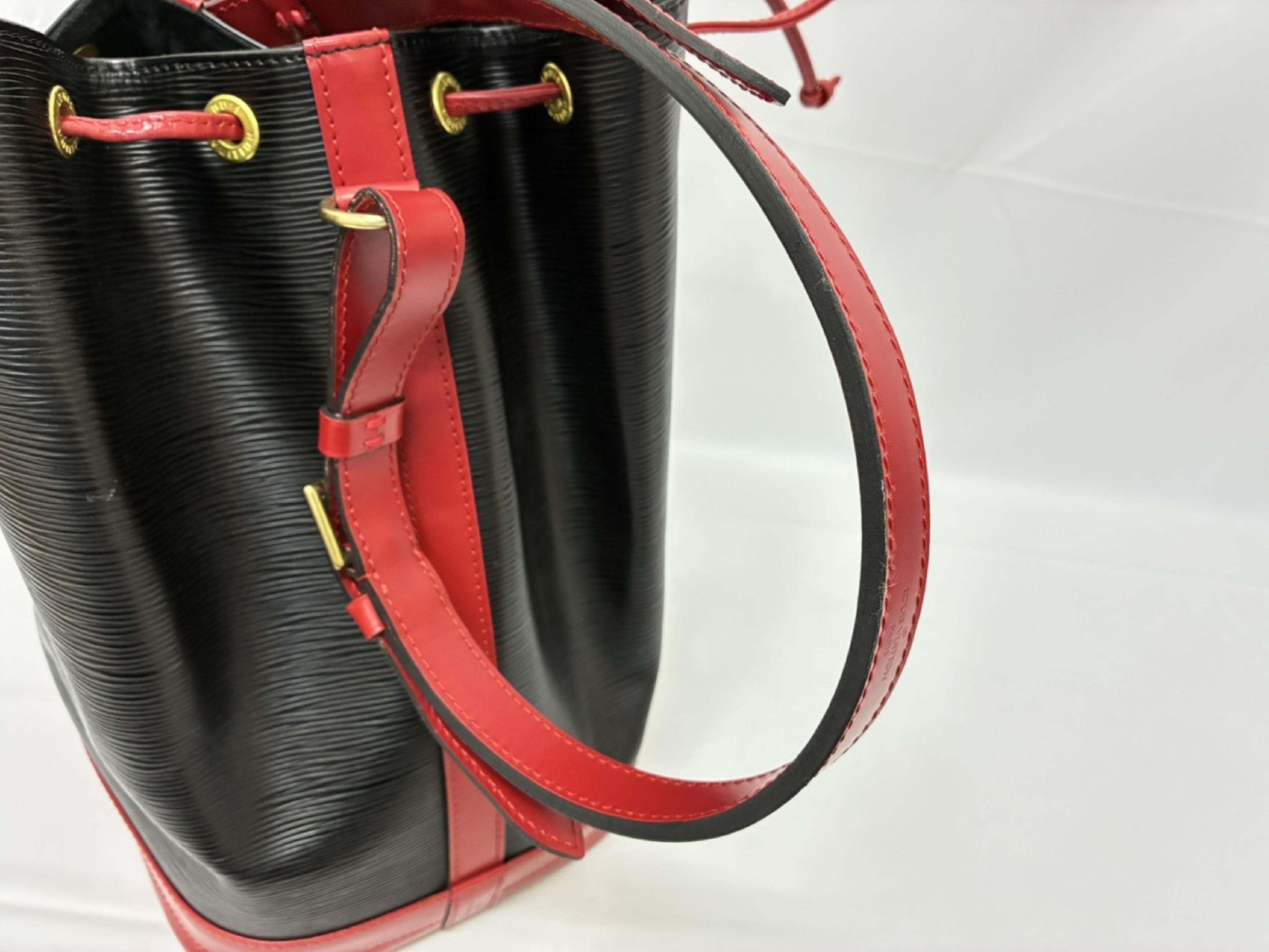 Noe M44017 Epi Shoulder Bag — view 6