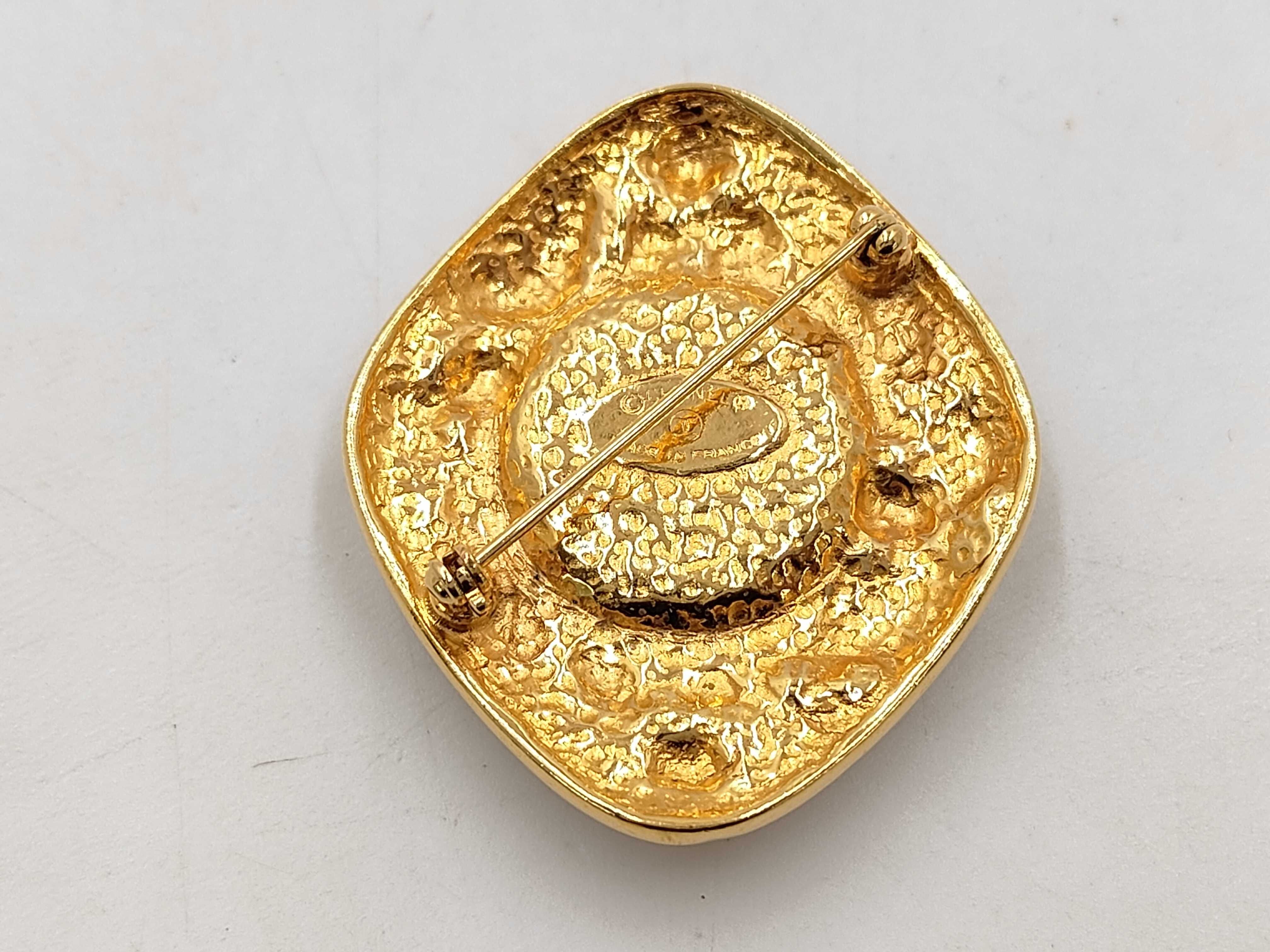 brooch — view 3