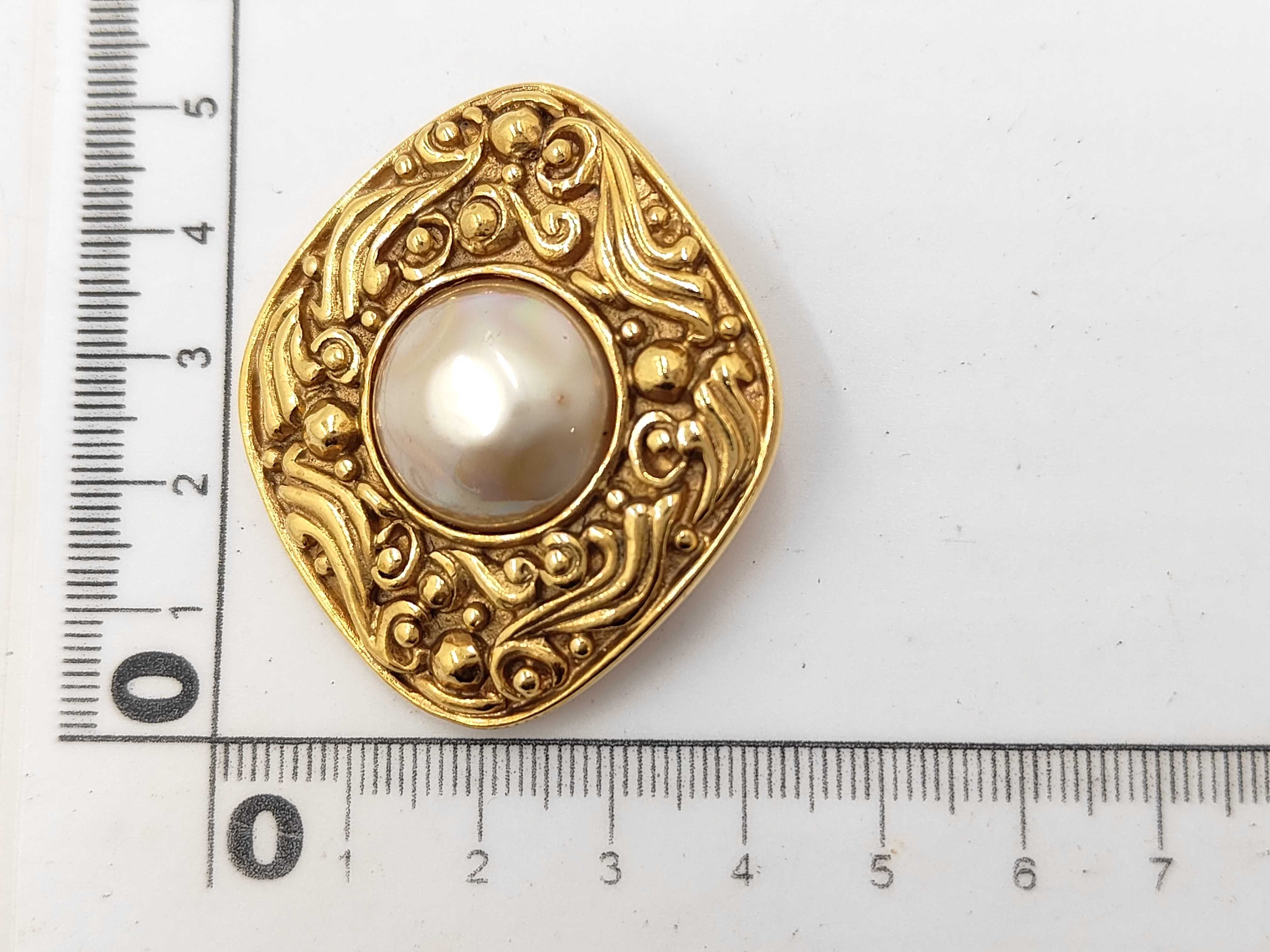 brooch — view 6