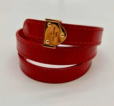 Bracelet, wrist circumference approximately 15.5 cm