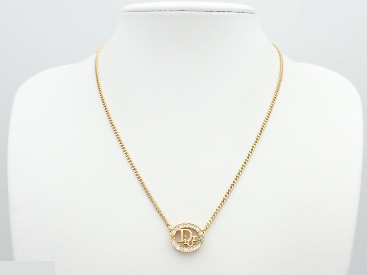 Other lines: Precious metals, necklaces, pendants, chains approximately 40cm long. — view 3
