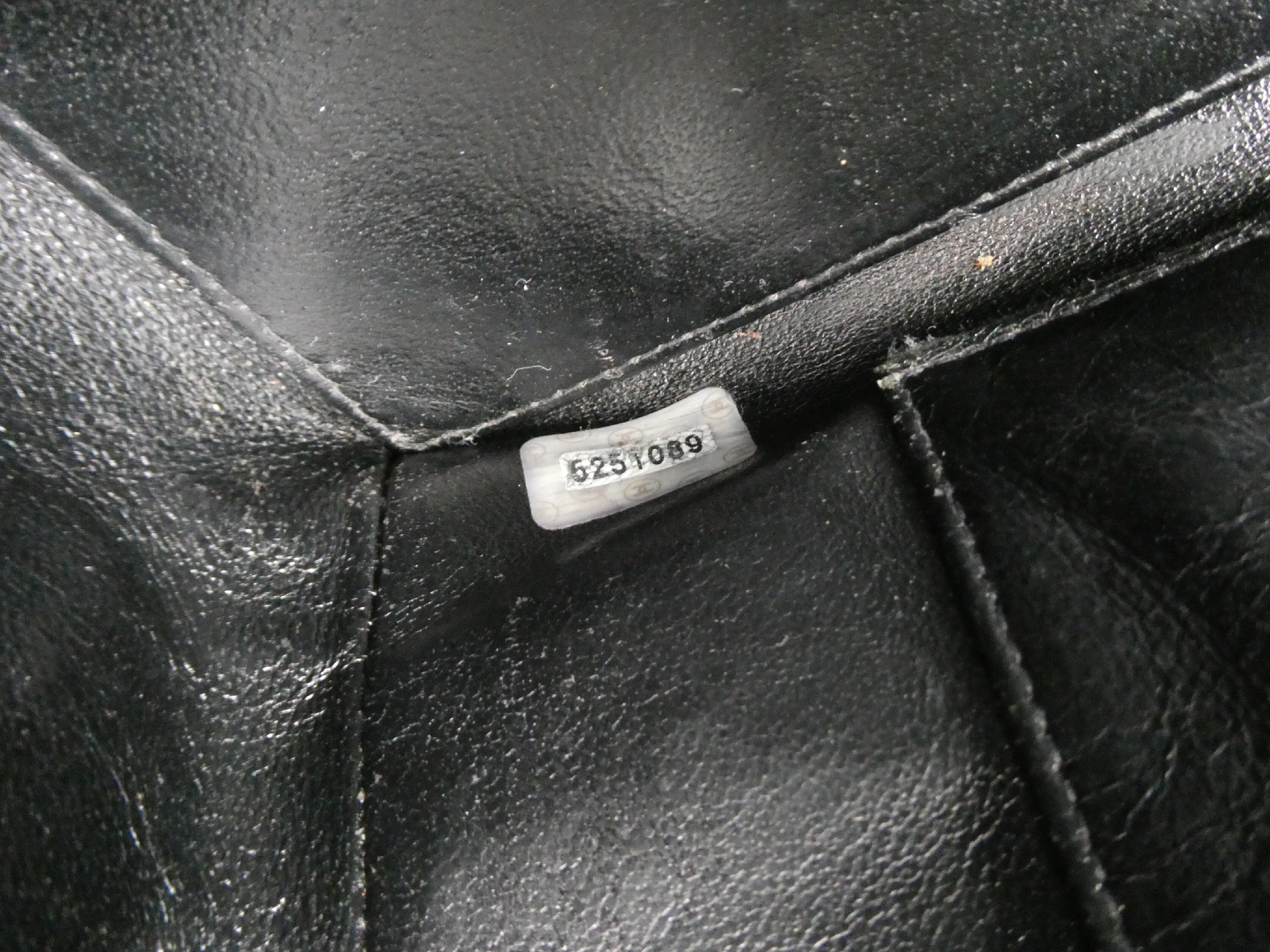 Matelassé Coco Mark Caviar Skin Chain Tote Bag — view 9