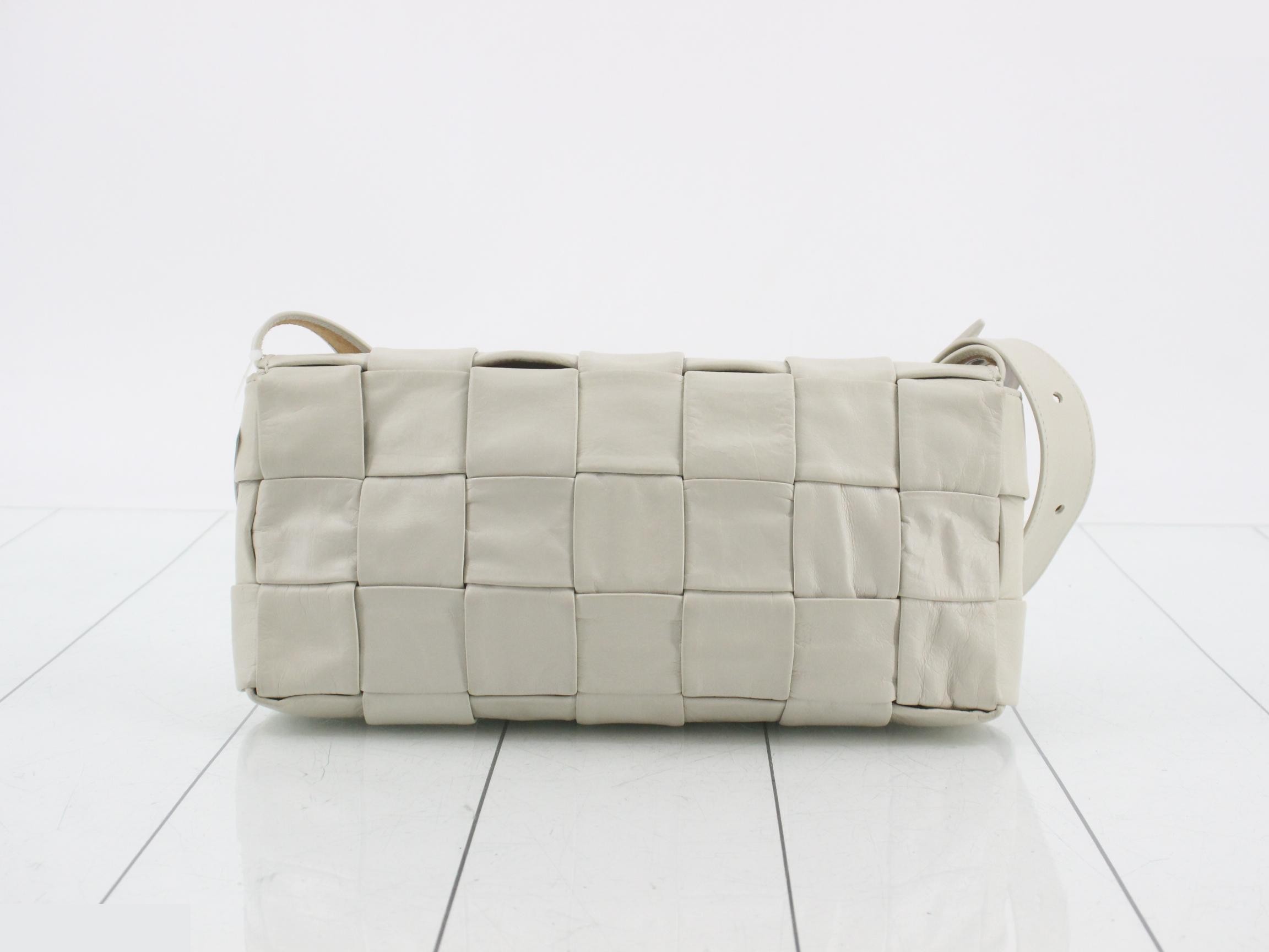 Maxi Intrecciato shoulder bag, white, worn and showing signs of use. — view 2