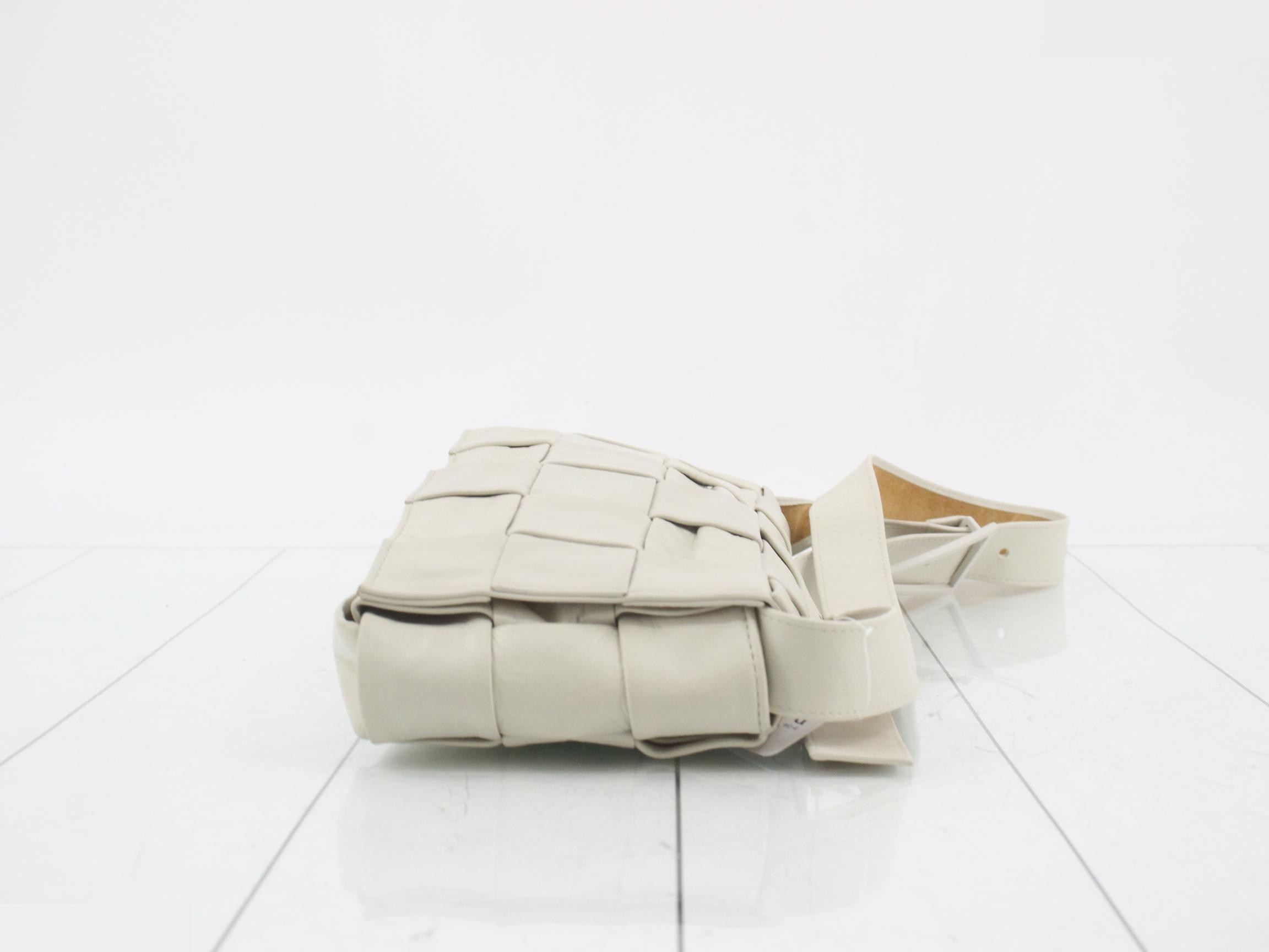 Maxi Intrecciato shoulder bag, white, worn and showing signs of use. — view 3