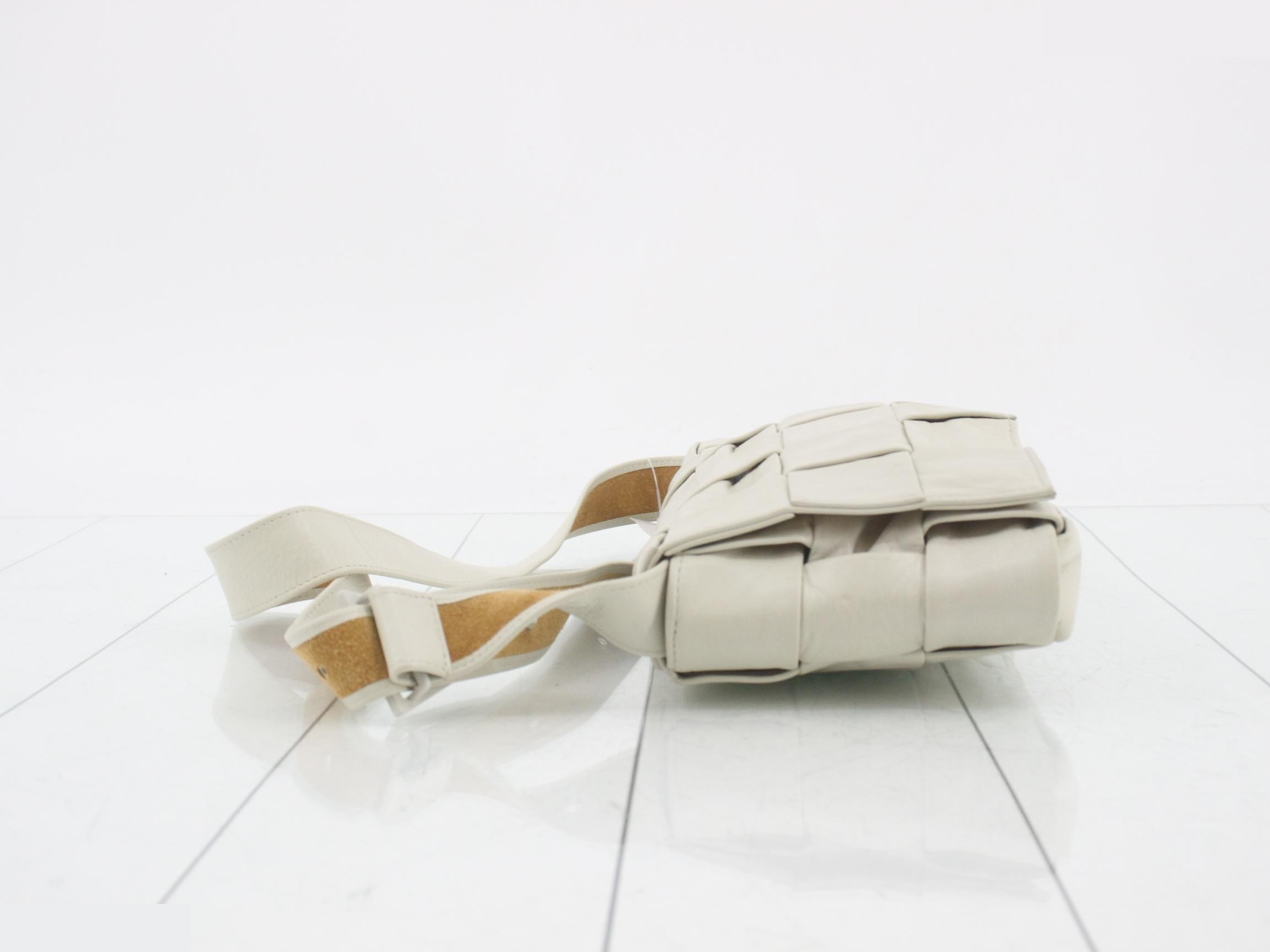 Maxi Intrecciato shoulder bag, white, worn and showing signs of use. — view 4
