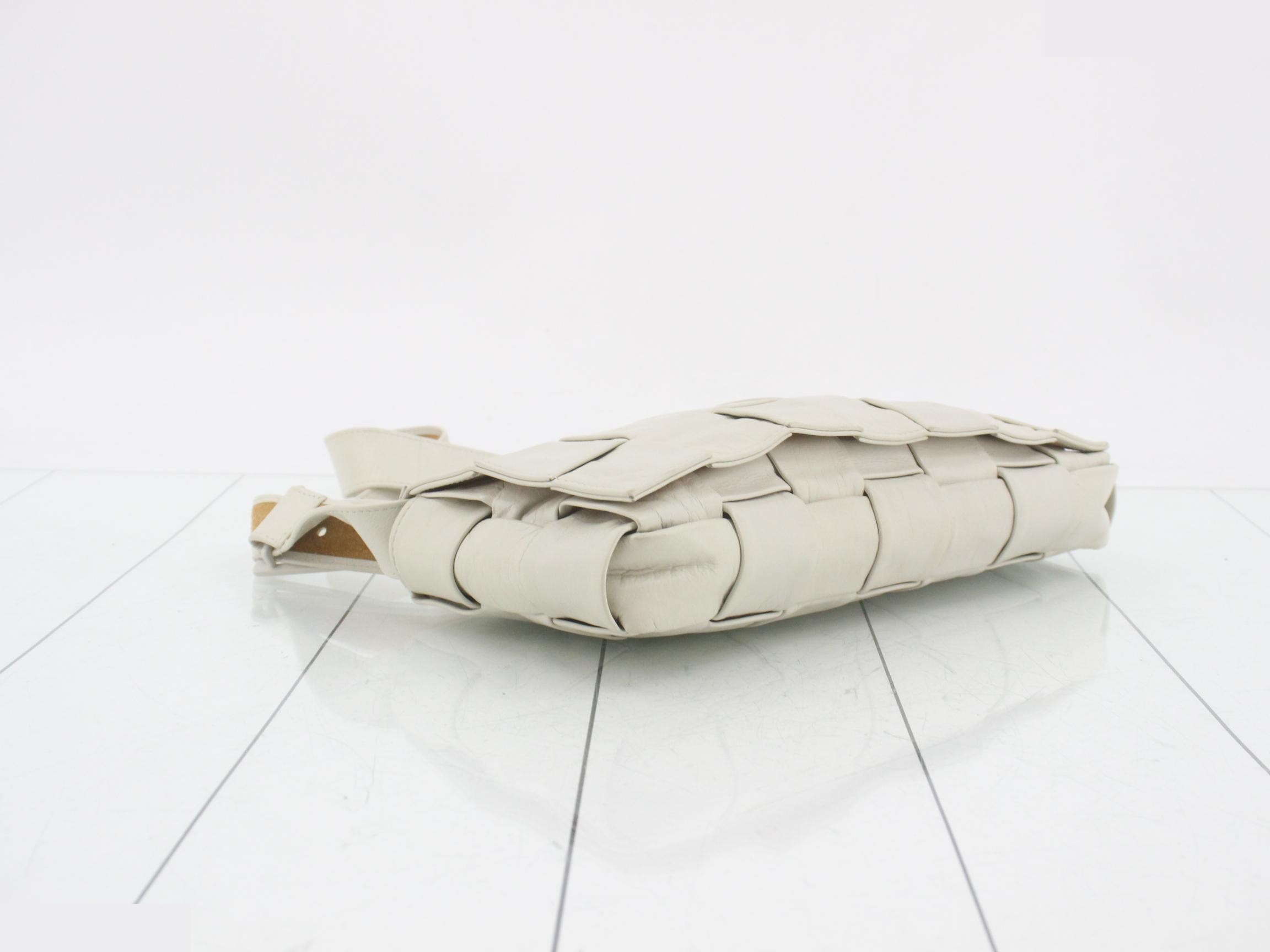Maxi Intrecciato shoulder bag, white, worn and showing signs of use. — view 5