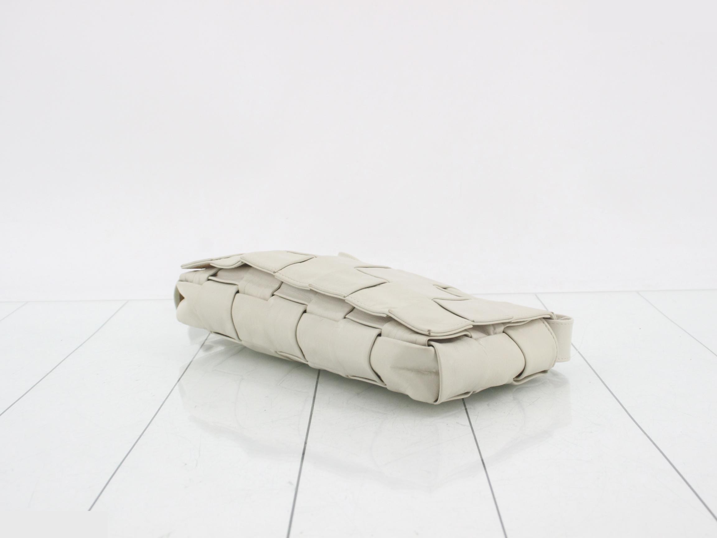Maxi Intrecciato shoulder bag, white, worn and showing signs of use. — view 6