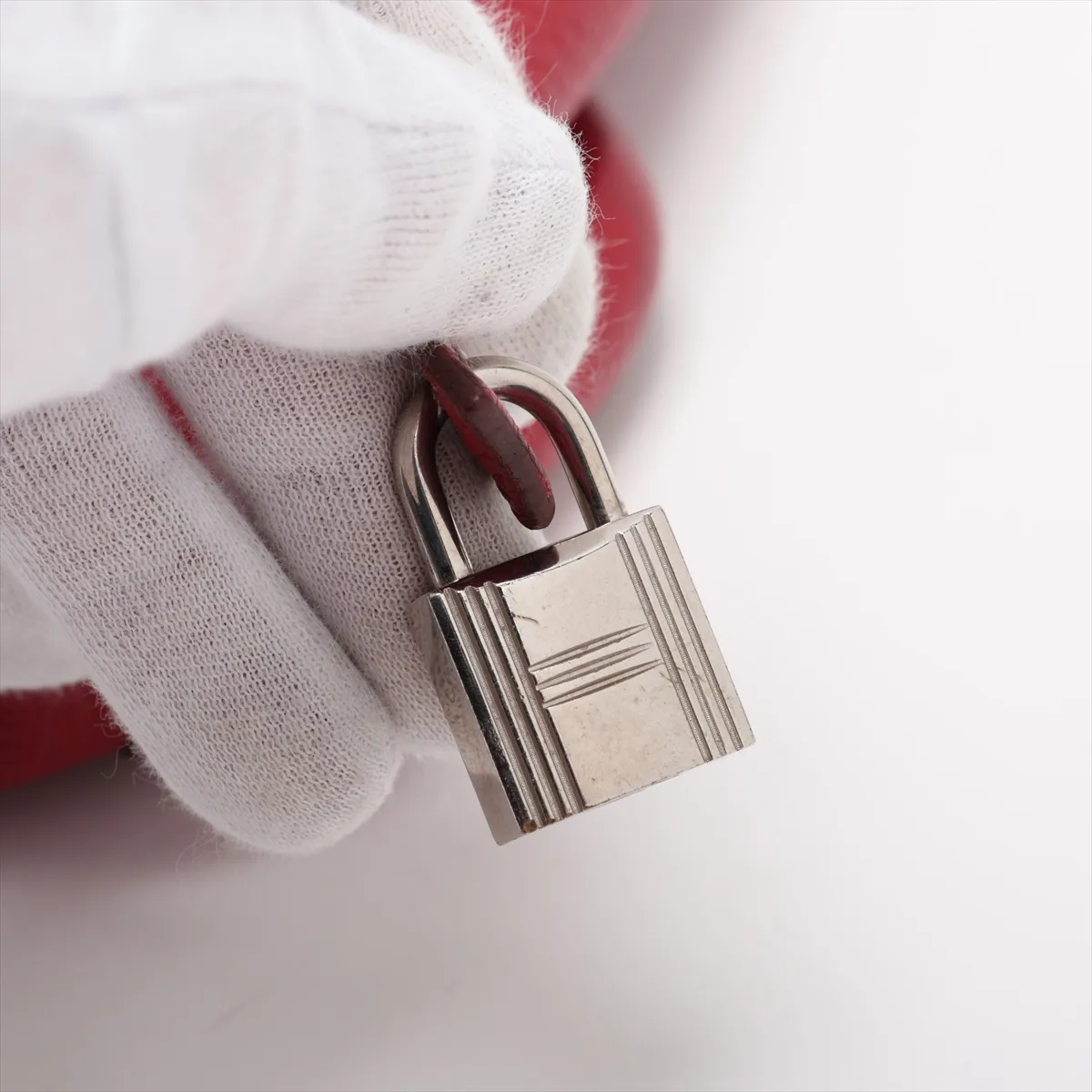 Picotin Lock 18 PM, Taurillon Clemence leather, red, silver hardware. L: 2008 model. Padlock cannot be opened. — view 9