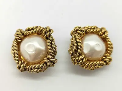 earrings with box, square rope and pearl design.