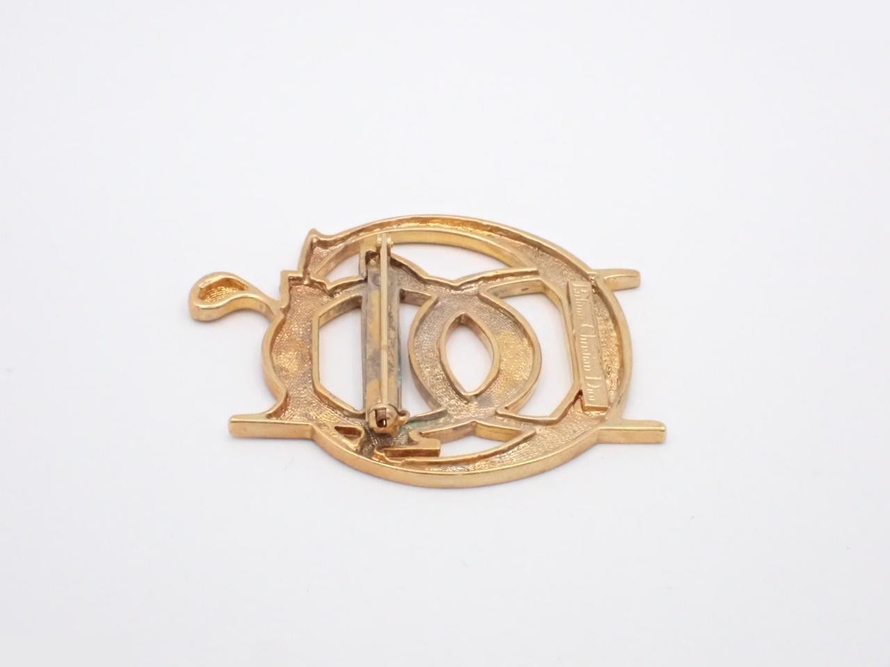 brooch — view 2