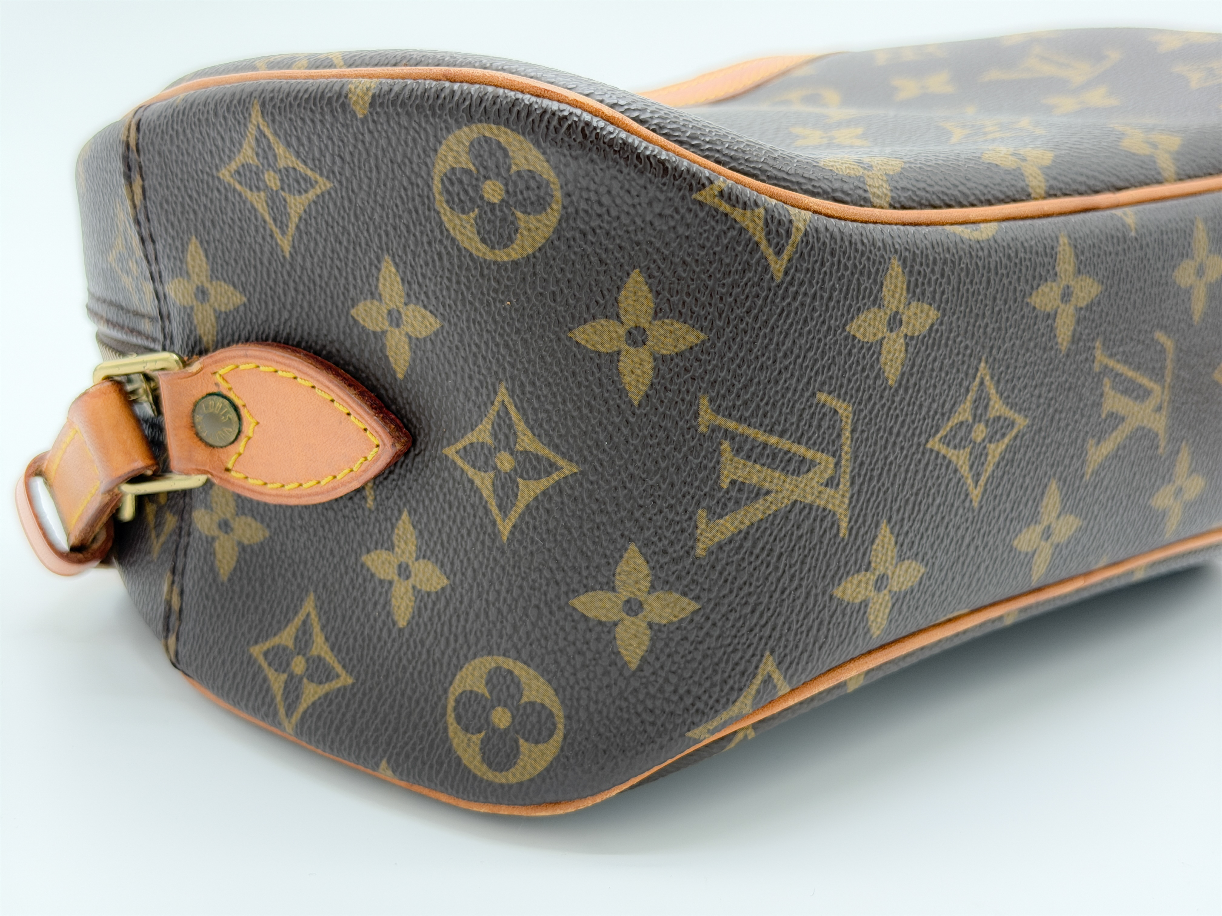 Monogram M51221 Blois Shoulder Bag (No stickiness) — view 9