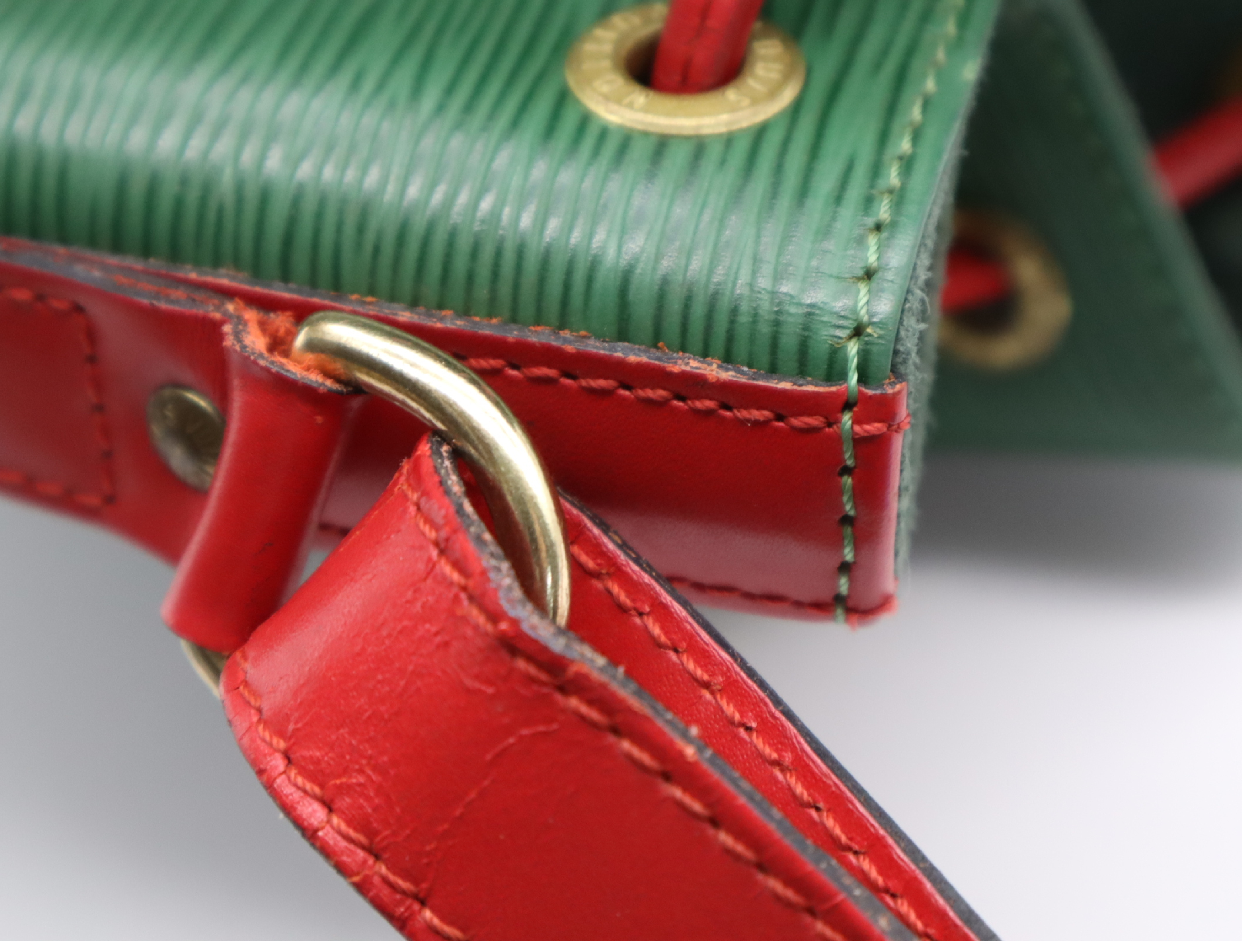 M44147 Epi Petit Noe Borneo Green Castilian Red Shoulder Bag — view 8