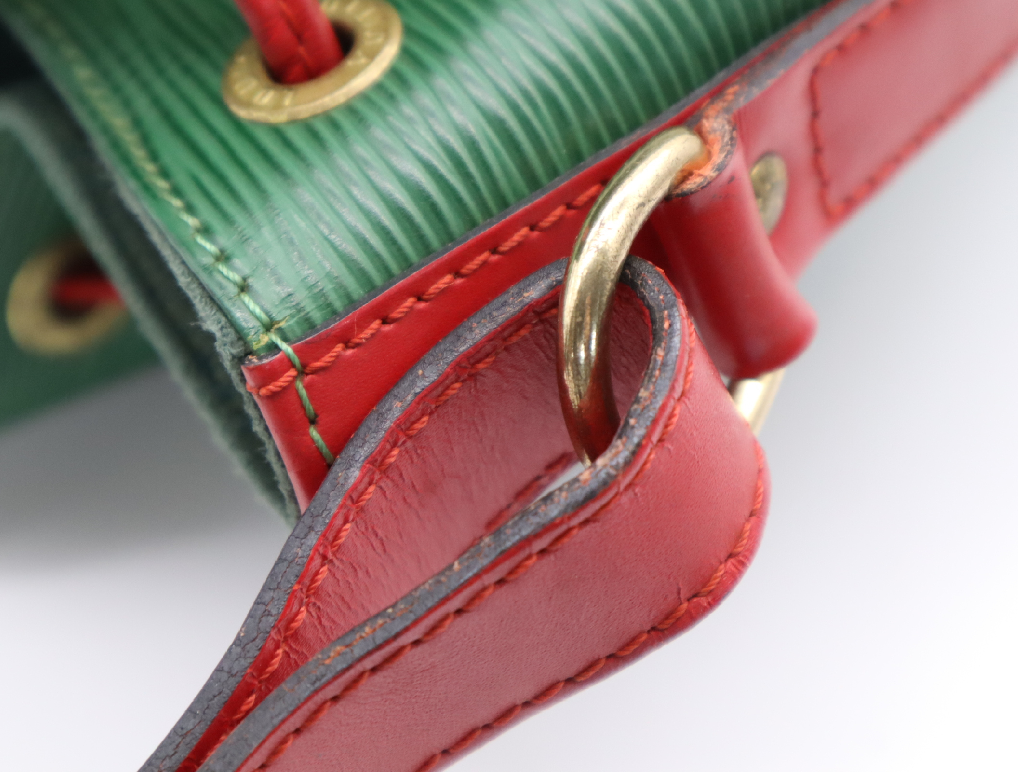 M44147 Epi Petit Noe Borneo Green Castilian Red Shoulder Bag — view 9