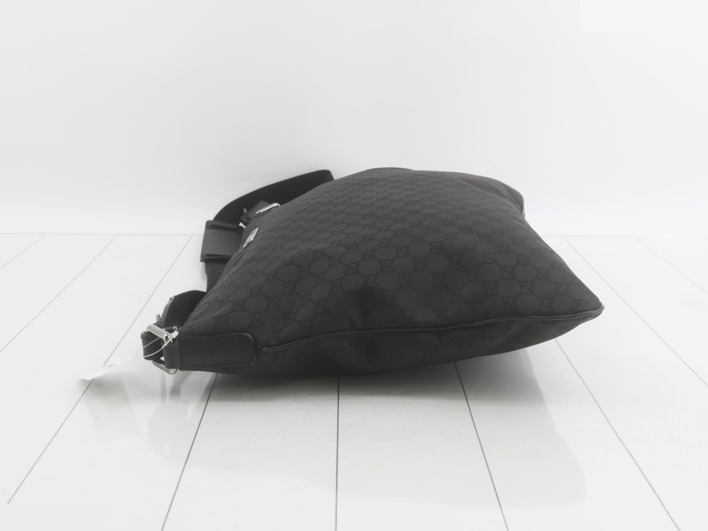 GG Canvas Shoulder Bag — view 4