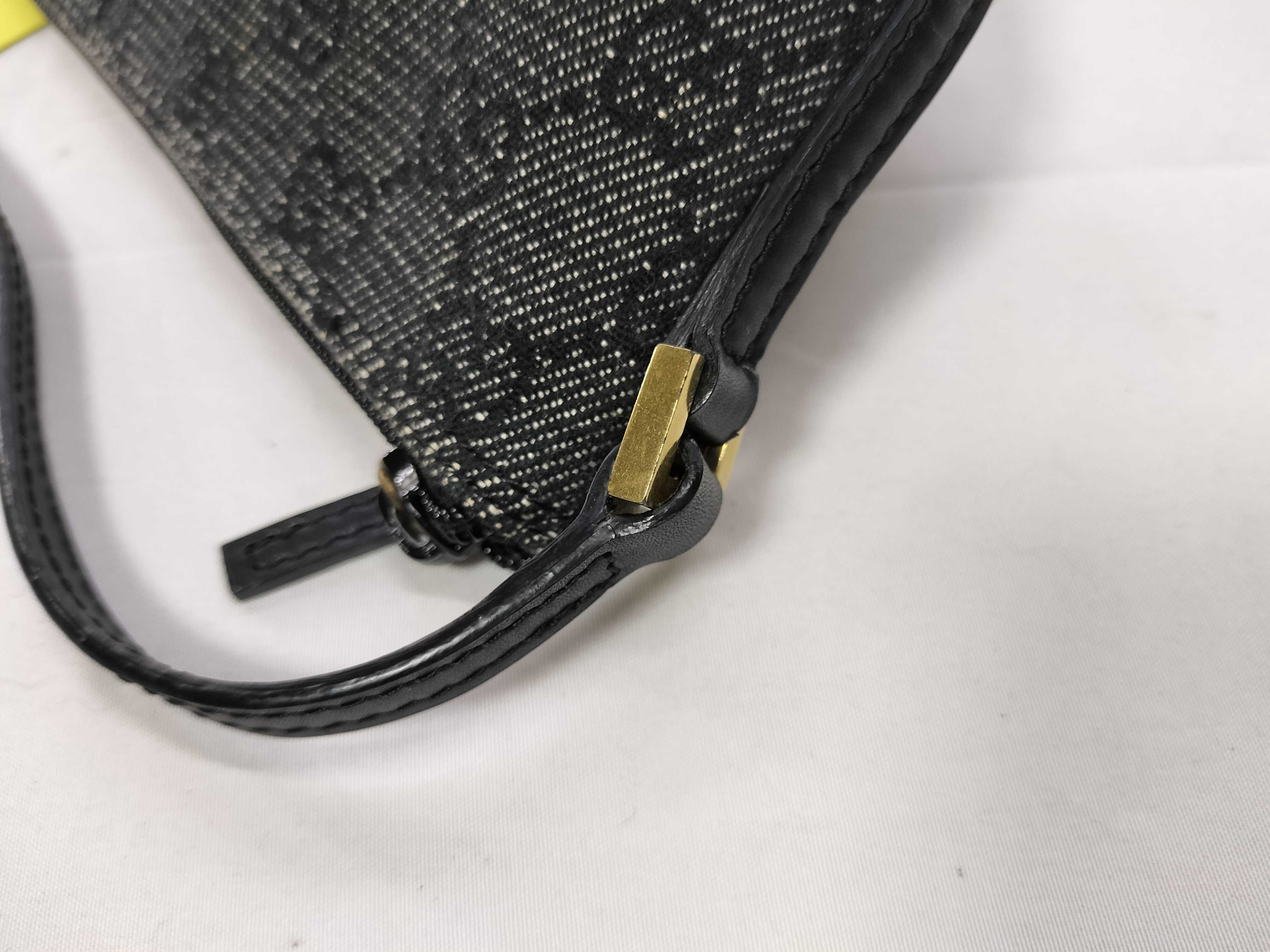 GG Canvas 005 0813 001998 One-Shoulder Pouch — view 5
