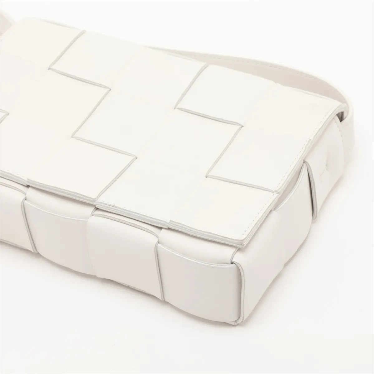 Maxi Intrecciato Cassette Leather Shoulder Bag, White — view 3