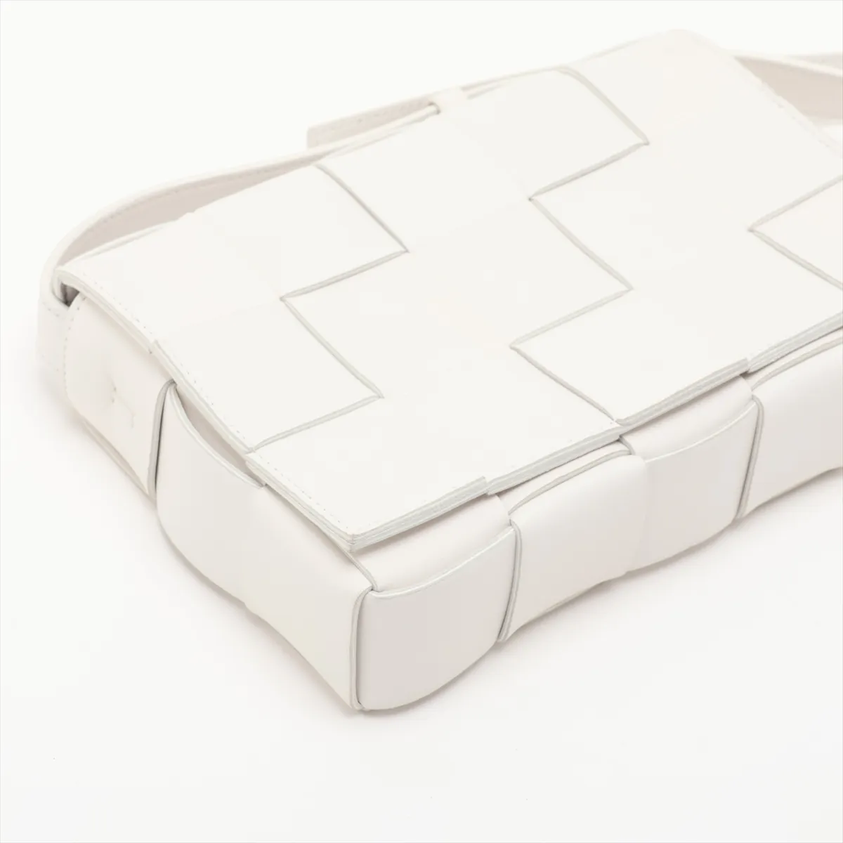 Maxi Intrecciato Cassette Leather Shoulder Bag, White — view 4