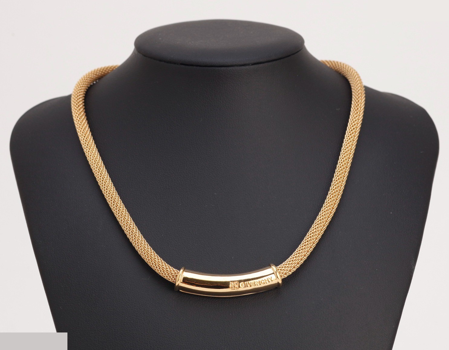 Other lines: Precious metal necklaces and pendants, total length approximately 47 cm.