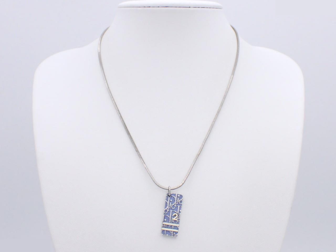 Trotter pendant, neck circumference approximately 42 cm — view 3