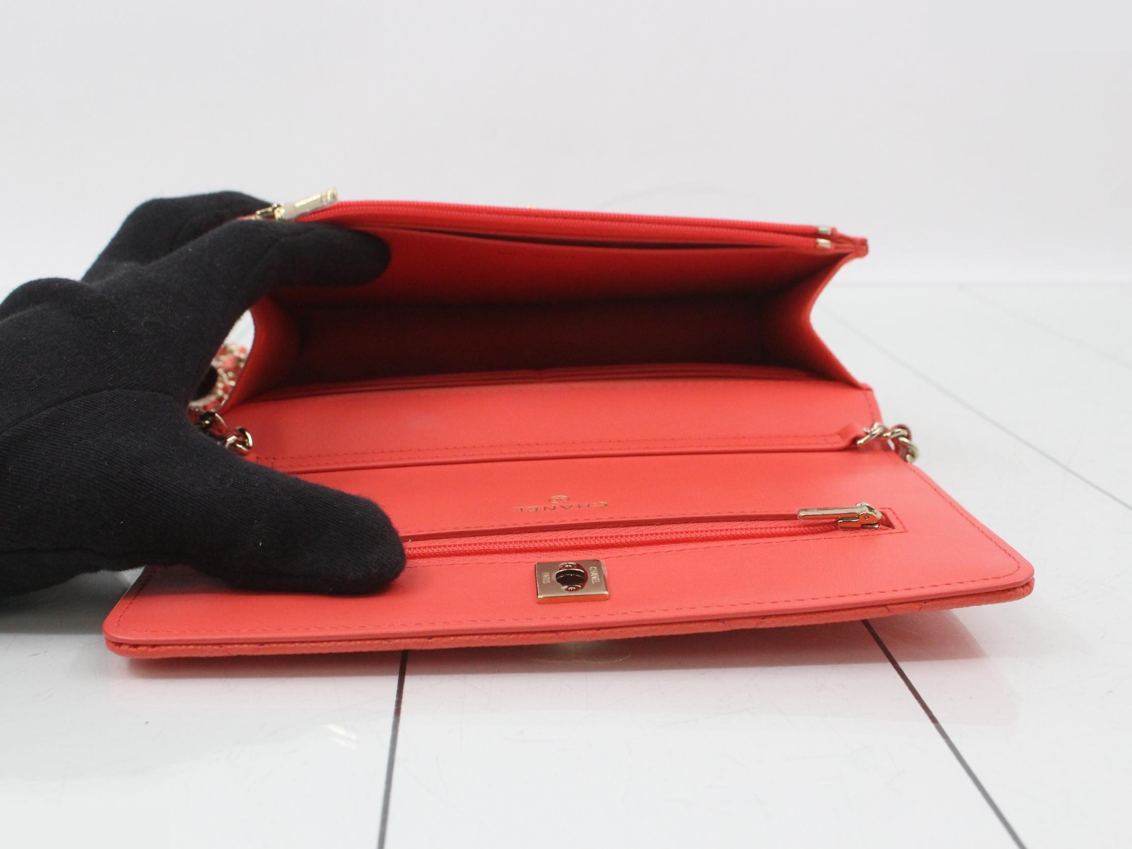 Matelassé Caviar Skin Chain Wallet — view 4