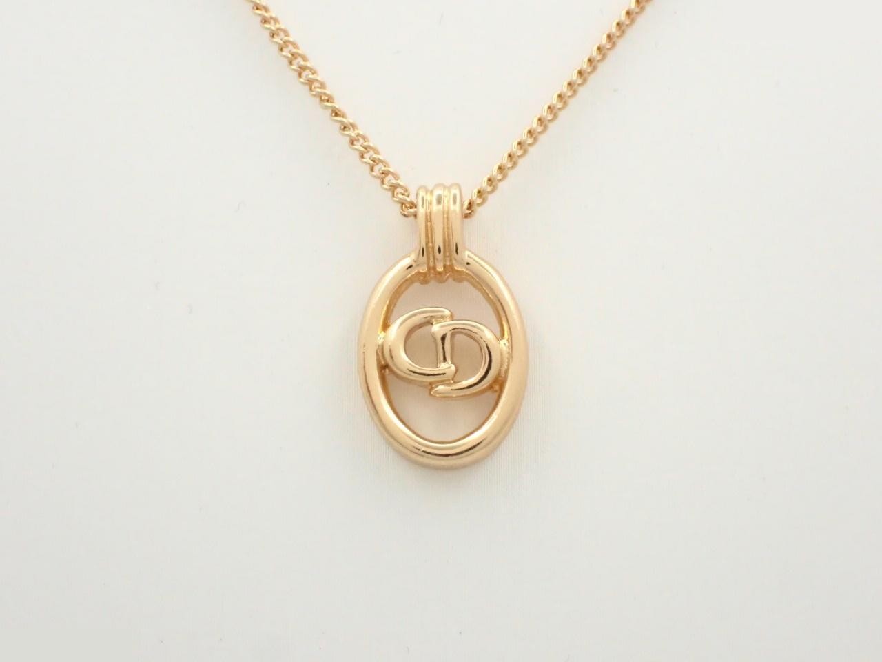 Gold, neck circumference approximately 44 cm