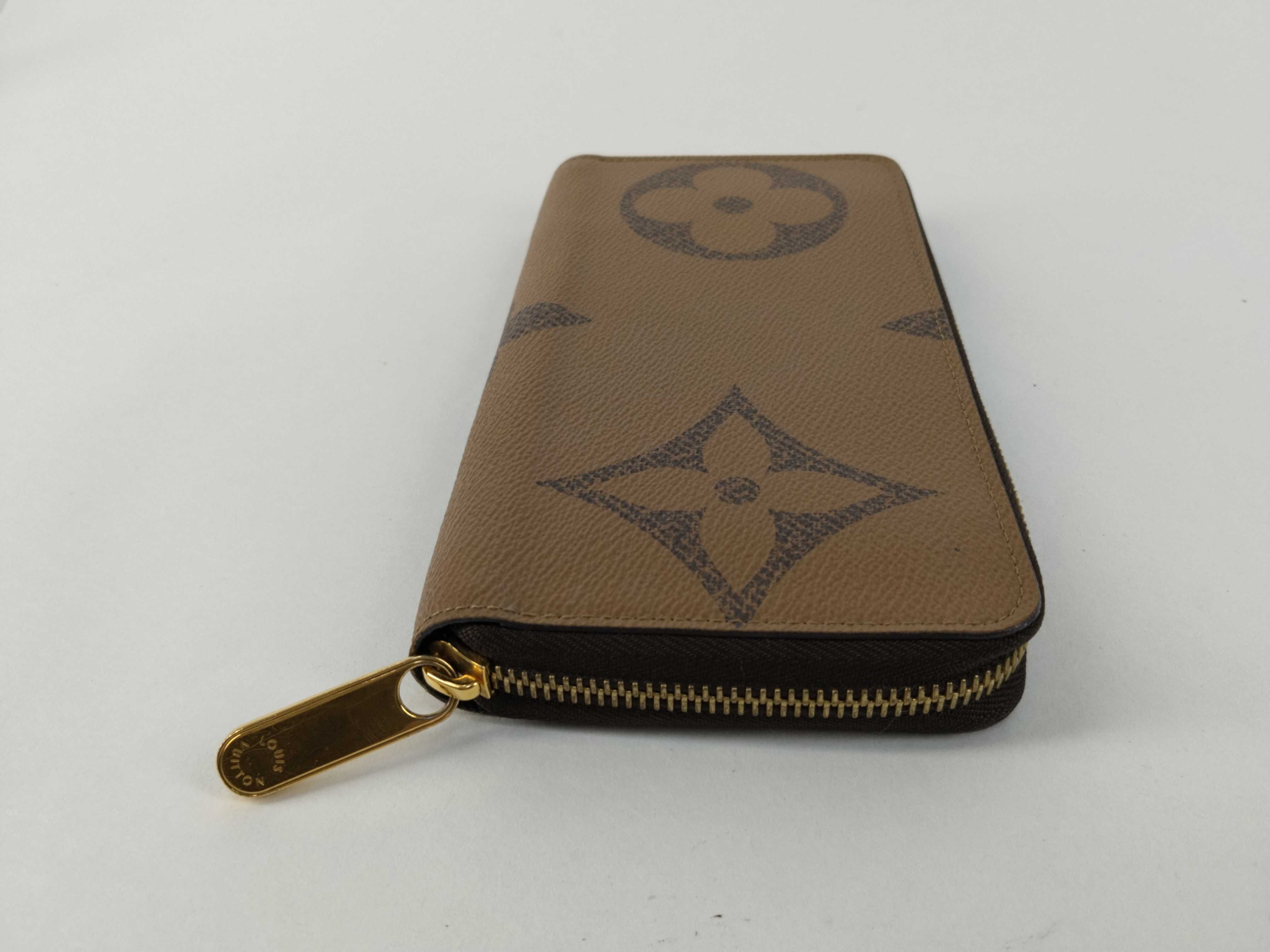 Monogram Louis Vuitton Monogram Giant Reverse Zippy Wallet M69353 LM2200 Wallet — view 7