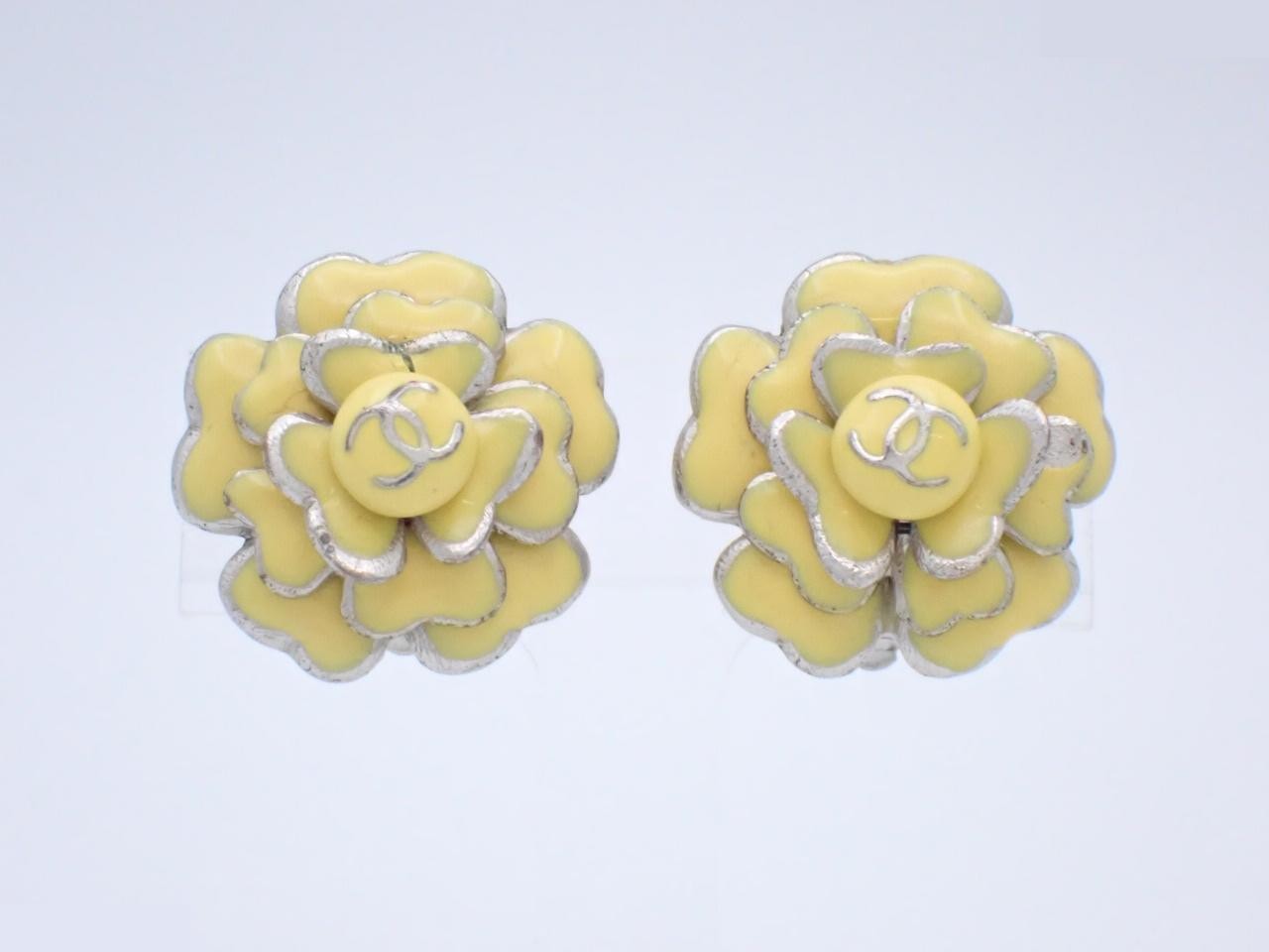 Flower earrings with Coco Chanel logo, yellow.