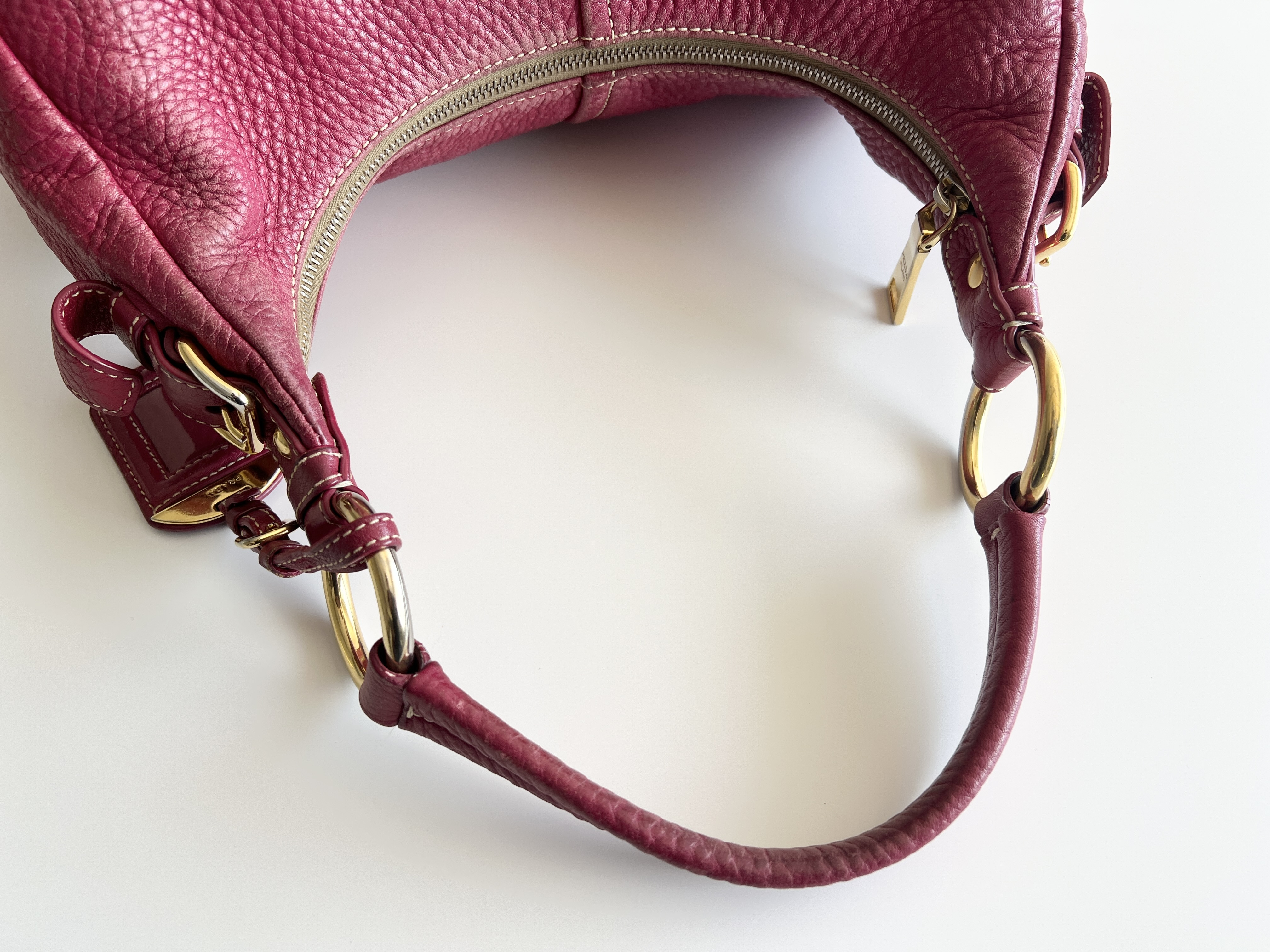Vitello Daino Leather Logo Shoulder Bag (One-Shoulder Bag) — view 3