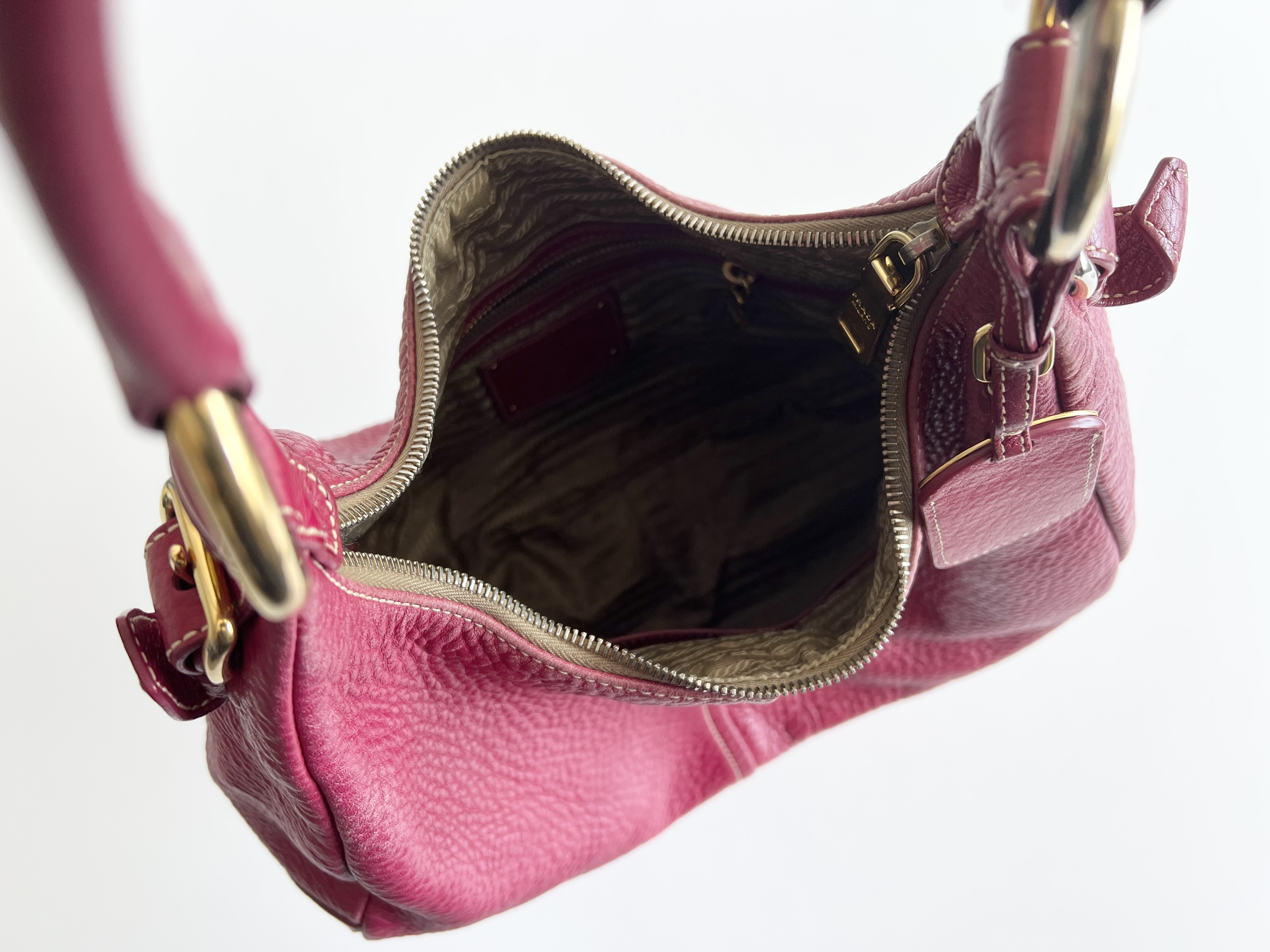 Vitello Daino Leather Logo Shoulder Bag (One-Shoulder Bag) — view 4