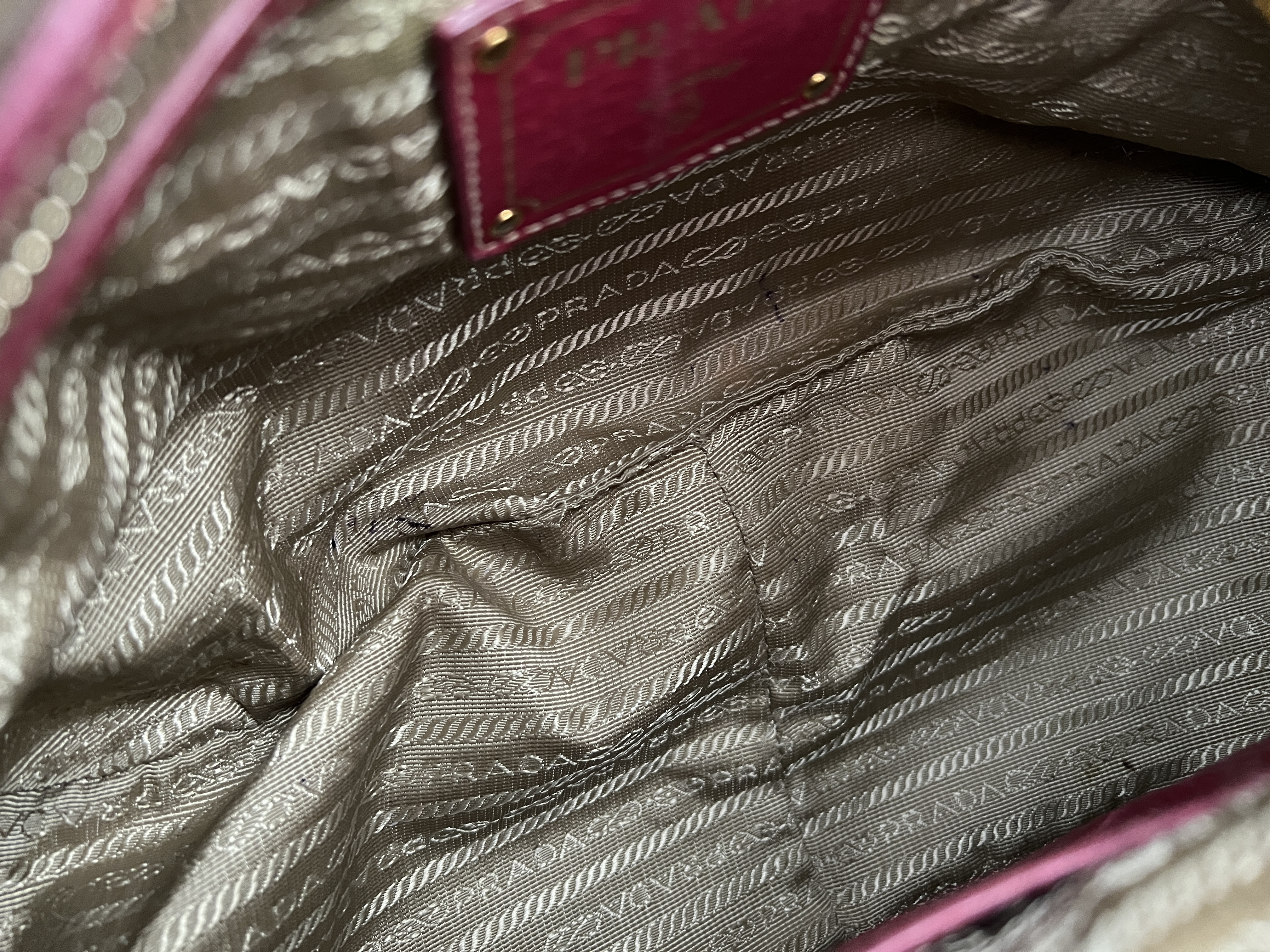 Vitello Daino Leather Logo Shoulder Bag (One-Shoulder Bag) — view 5