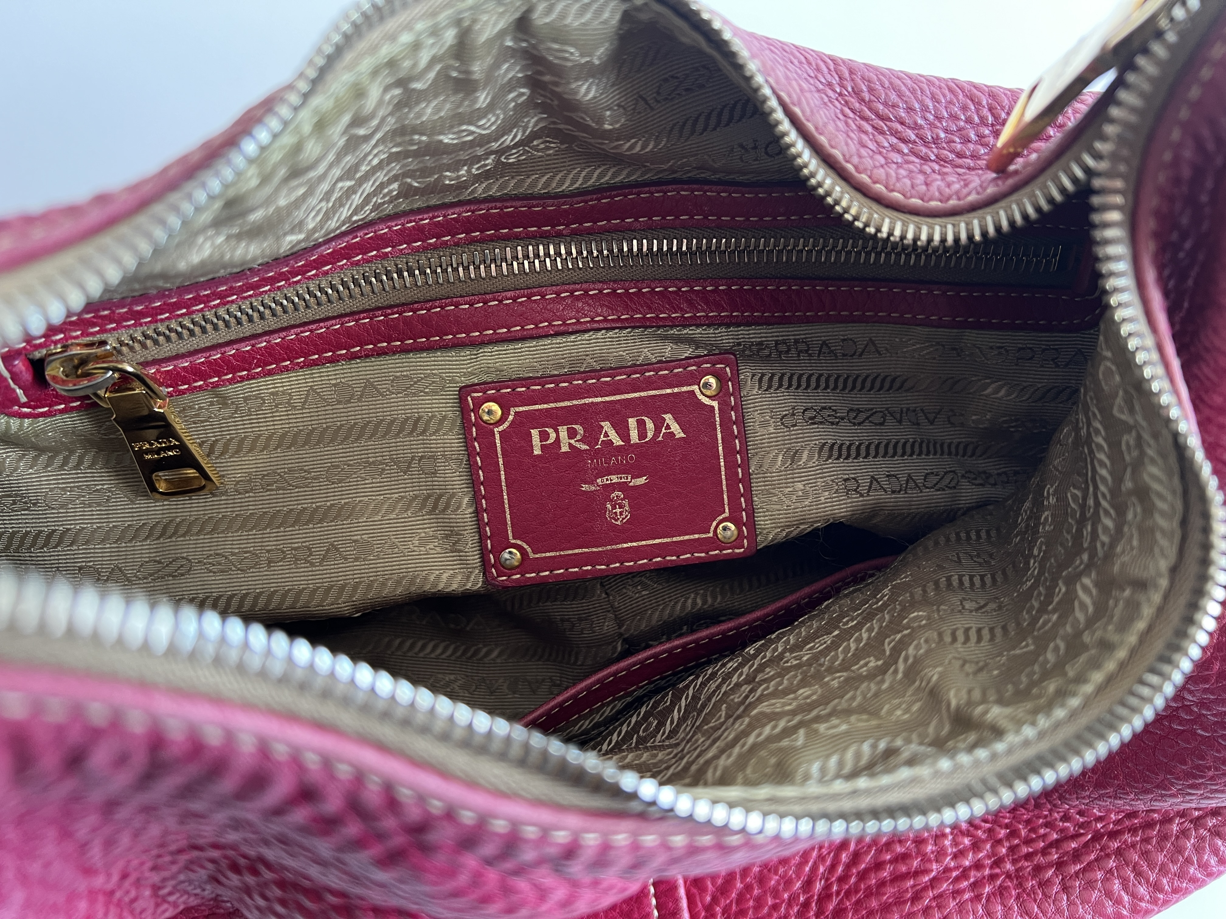 Vitello Daino Leather Logo Shoulder Bag (One-Shoulder Bag) — view 6