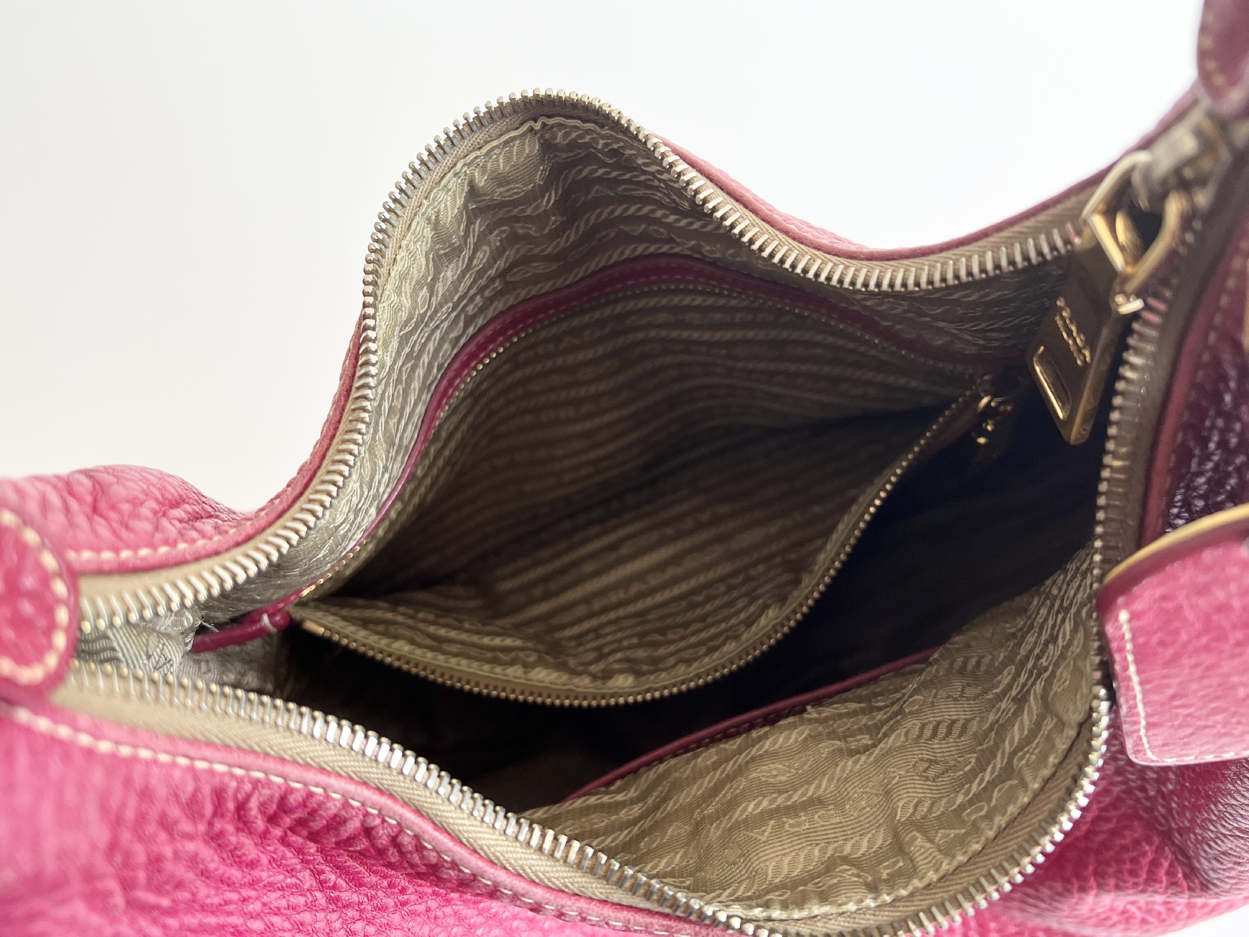Vitello Daino Leather Logo Shoulder Bag (One-Shoulder Bag) — view 7