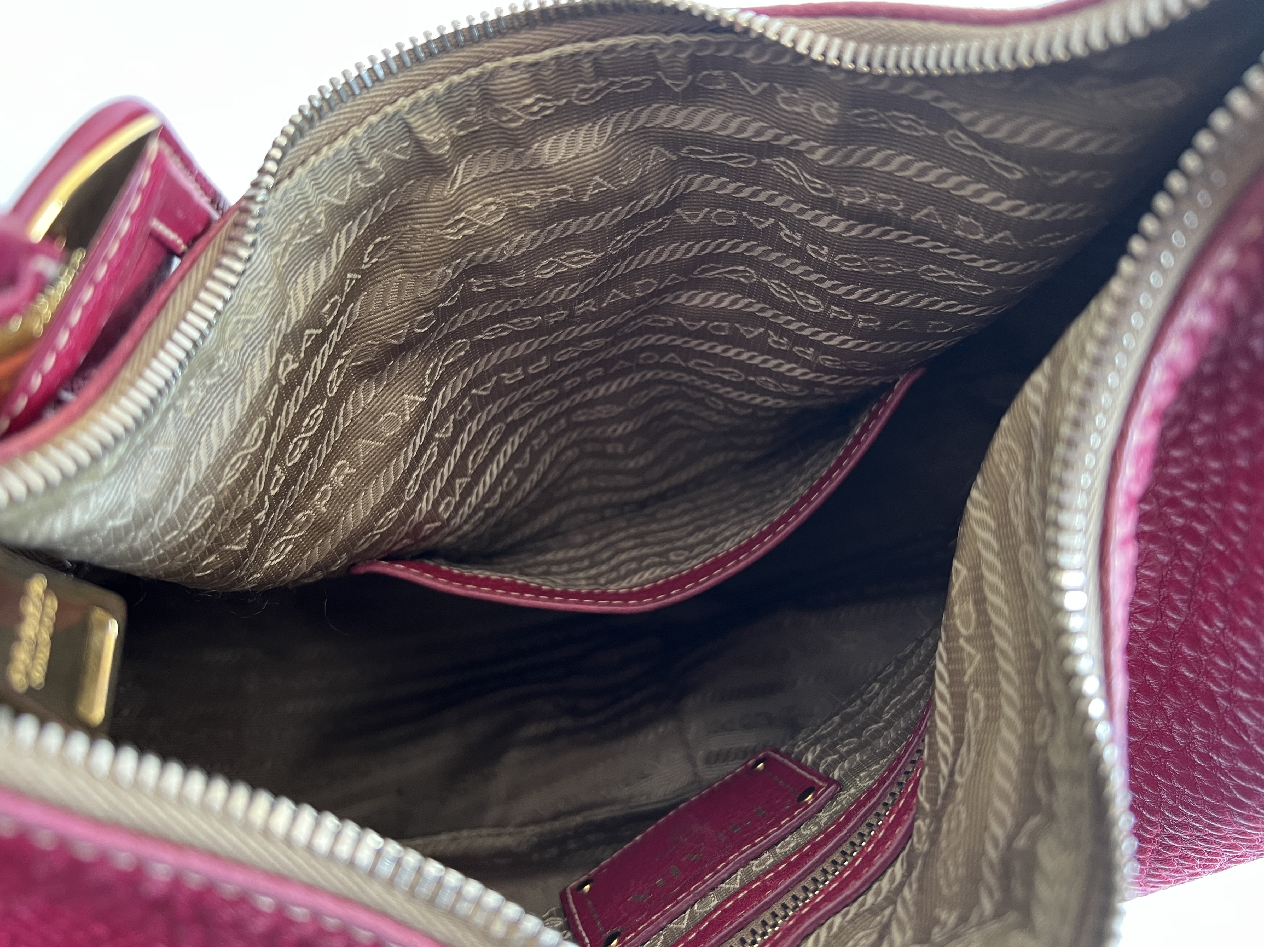 Vitello Daino Leather Logo Shoulder Bag (One-Shoulder Bag) — view 8