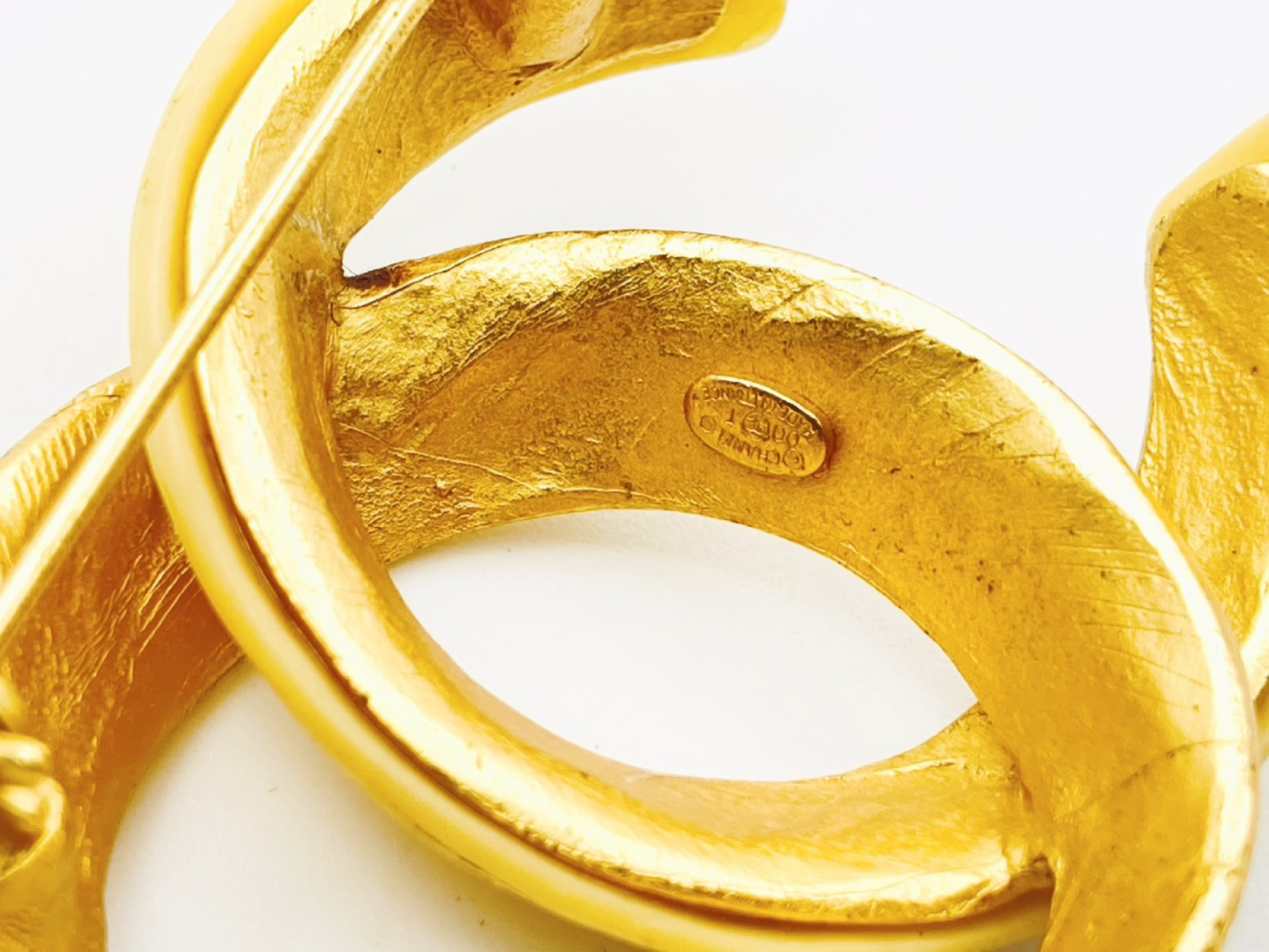 Coco Mark Brooch 00T Gold x Ivory Brooch — view 3